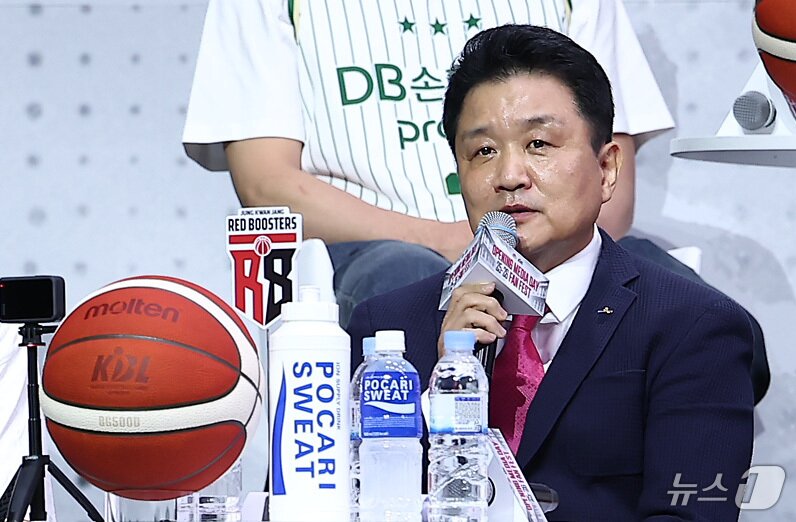 본문 이미지 - 안양 정관장 유도훈 감독이 29일 서울 용산구 블루스퀘어에서 열린 2025-26 LG전자 프로농구 개막 미디어데이&팬페스트에서 출사표를 밝히고 있다. 2025.9.29/뉴스1 ⓒ News1 김성진 기자