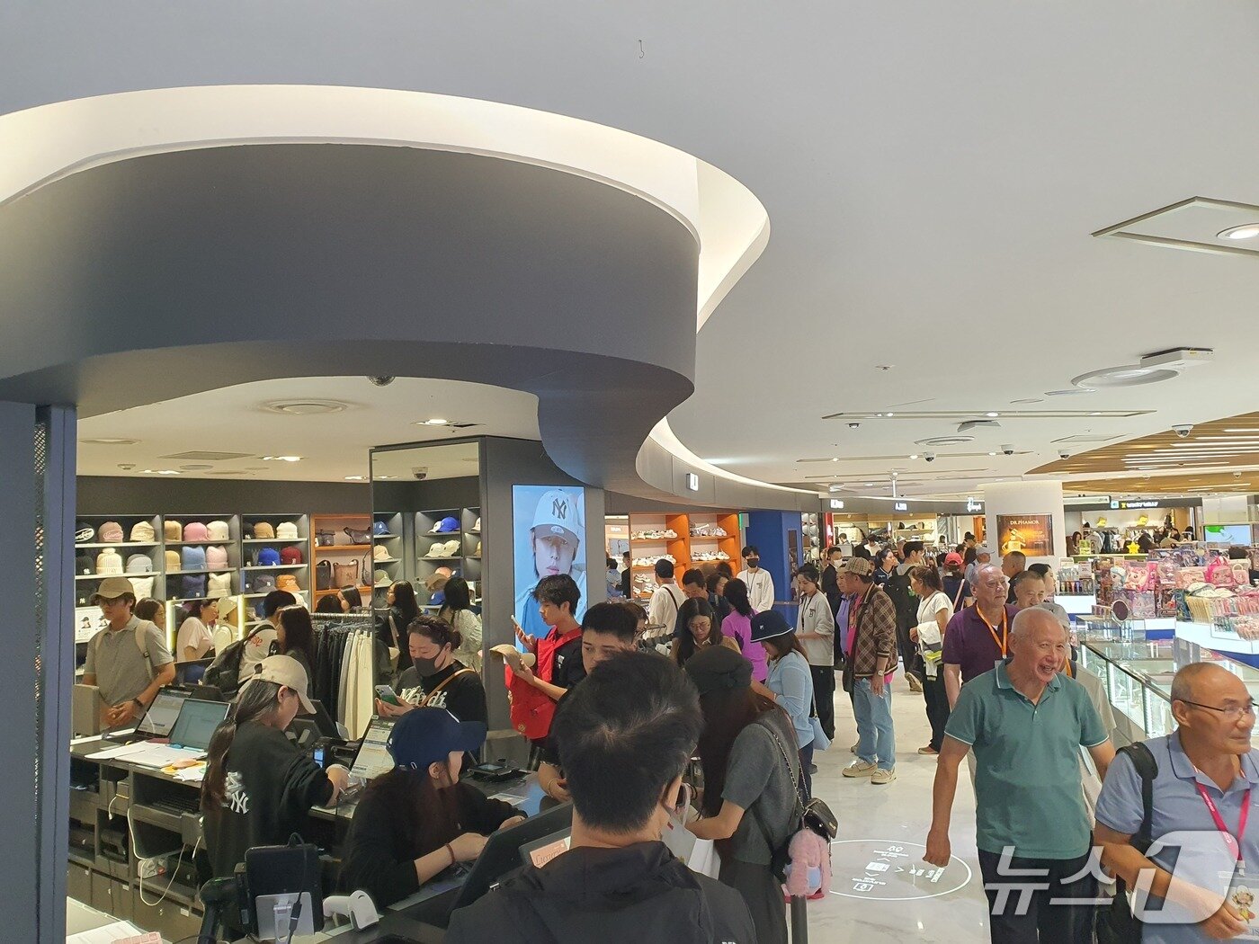 본문 이미지 - 29일 오후 롯데면세점 명동본점의 한 모자 매장에 중국인 단체 관광객들이 쇼핑한 물품을 계산하기 위해 길게 줄을 서 있다.