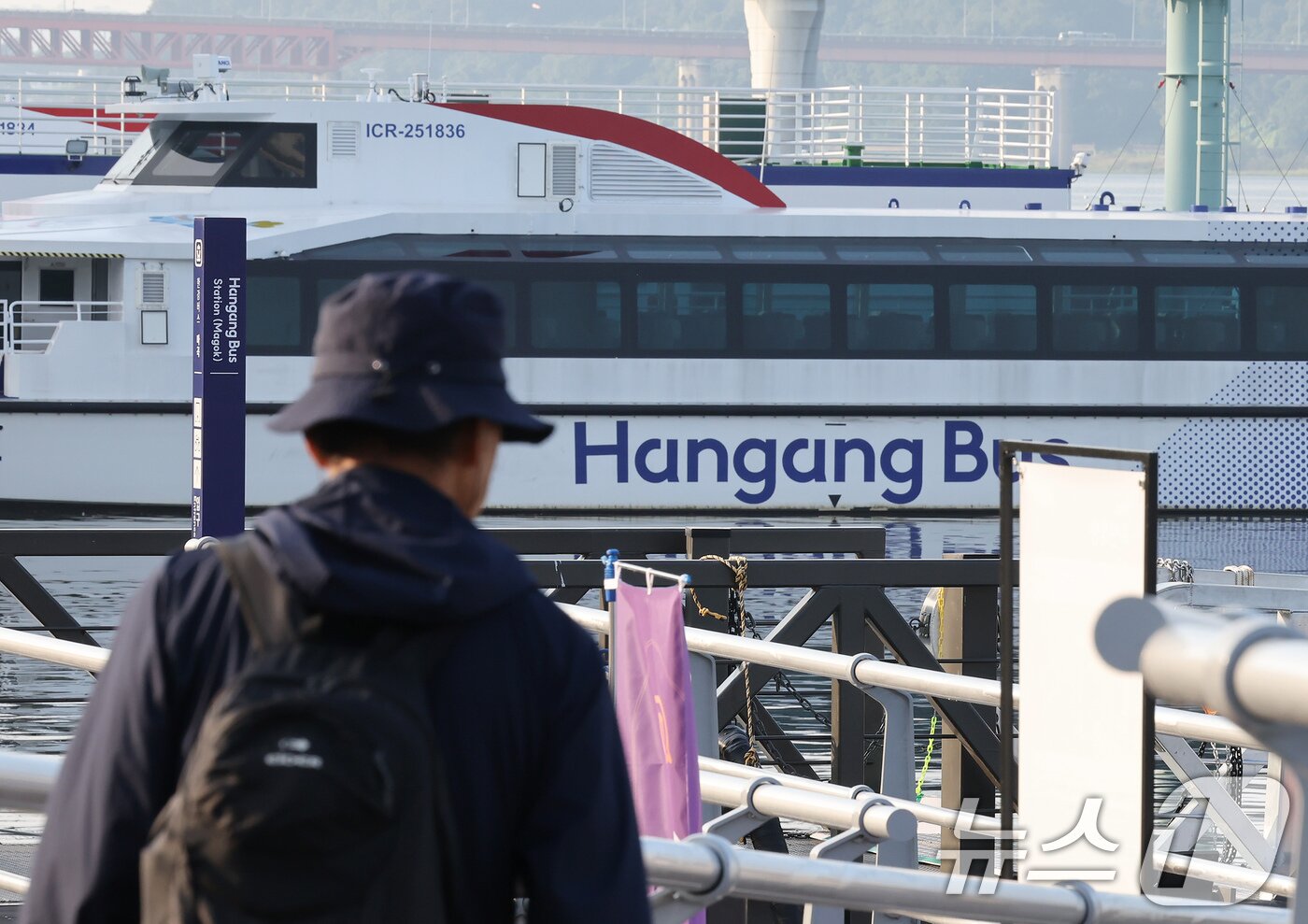 본문 이미지 - 29일 서울 강서구 한강버스 마곡선착장에 한강버스가 정박해 있다. 서울시는 이날부터 한 달간 한강버스에 승객 탑승을 일시 중단하고 성능 고도화와 안정화를 위한 '무승객 시범운항'으로 전환한다. 2025.9.29/뉴스1 ⓒ News1 장수영 기자