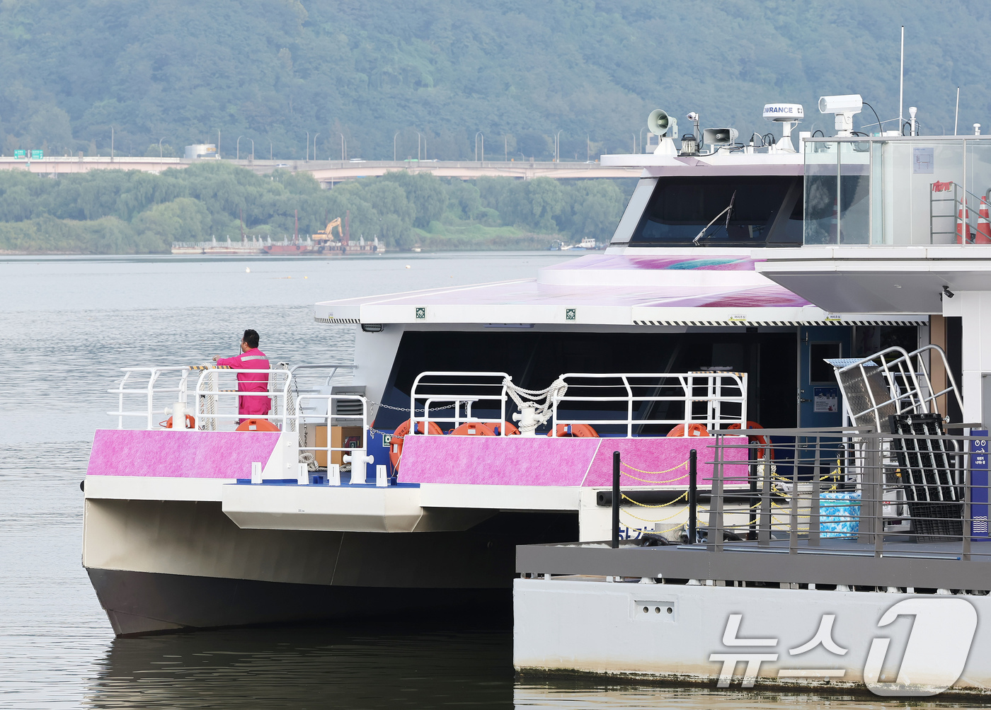 (서울=뉴스1) 장수영 기자 = 29일 서울 강서구 한강버스 마곡선착장에 한강버스가 정박해 있다.서울시는 이날부터 한 달간 한강버스에 승객 탑승을 일시 중단하고 성능 고도화와 안정 …