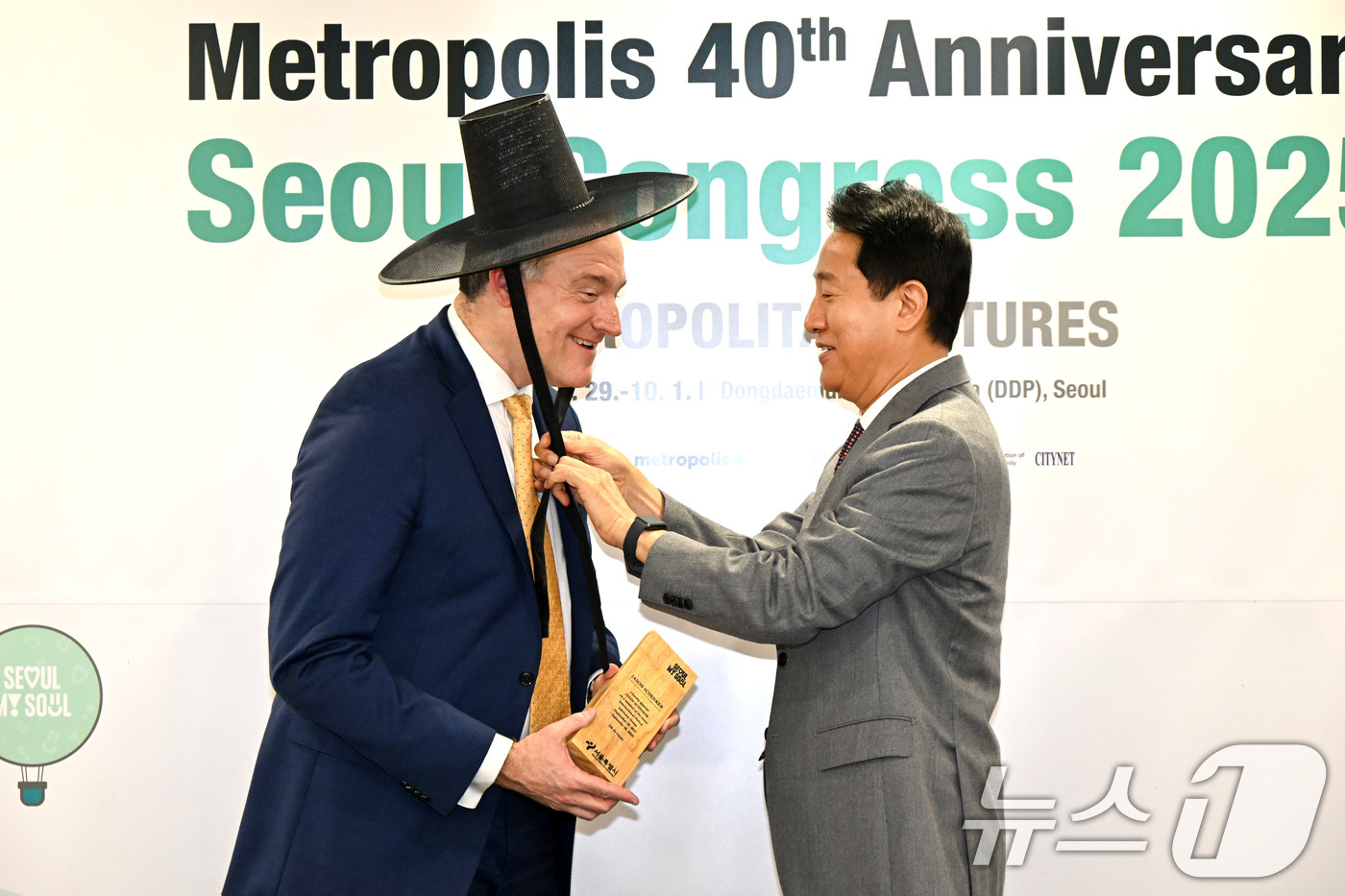 (서울=뉴스1) = 오세훈 서울시장이 29일 서울 중구 동대문디자인플라자(DDP)에서 열린 '서울시 국제정책고문 면담 및 위촉식'에서 제이슨 솅커 퓨처리스트 인스티튜드 의장에게 위 …