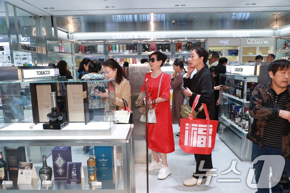 (서울=뉴스1) = 신세계면세점은 중국 단체관광 무비자 정책 시행 첫날인 29일 서울 중구 신세계면세점 명동점에 중국 보험 VIP 고객을 포함한 다양한 테마 단체까지 총 1,500 …