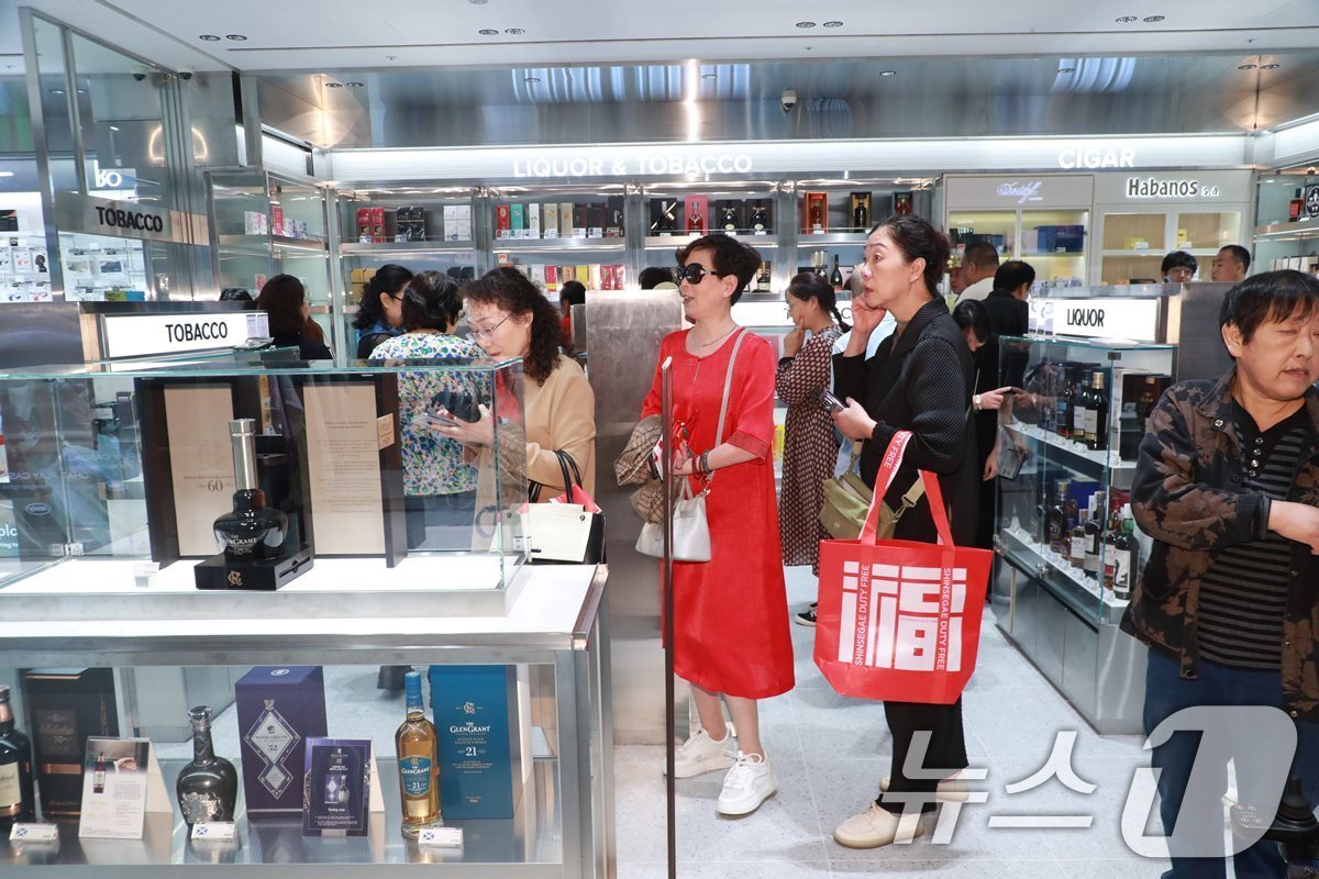 본문 이미지 - 신세계면세점은 중국 단체관광 무비자 정책 시행 첫날인 29일 서울 중구 신세계면세점 명동점에 중국 보험 VIP 고객을 포함한 다양한 테마 단체까지 총 1,500여 명이 방문했다고 밝혔다. 관광객들이 복&#40;福&#41; 글자를 새긴 친환경 &#39;포춘백&#39;을 들고 쇼핑을 하고 있다. &#40;신세계면세점 제공. 재판매 및 DB 금지&#41; 2025.9.29/뉴스1