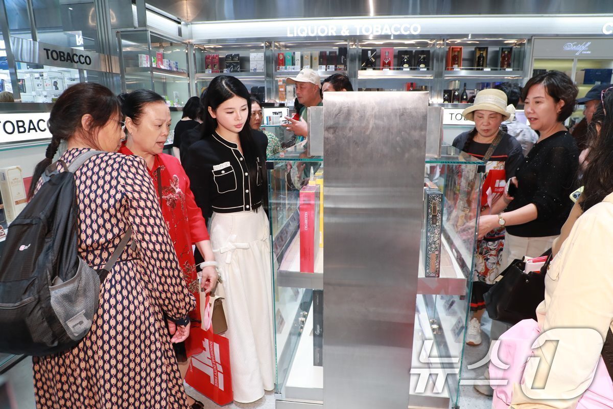 본문 이미지 - 서울 중구 신세계면세점 명동점에 관광객들이 복(福) 글자를 새긴 친환경 '포춘백'을 들고 쇼핑을 하고 있다. (신세계면세점 제공. 재판매 및 DB 금지) 2025.9.29/뉴스1