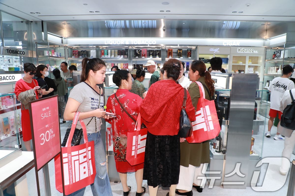 (서울=뉴스1) = 신세계면세점은 중국 단체관광 무비자 정책 시행 첫날인 29일 서울 중구 신세계면세점 명동점에 중국 보험 VIP 고객을 포함한 다양한 테마 단체까지 총 1,500 …