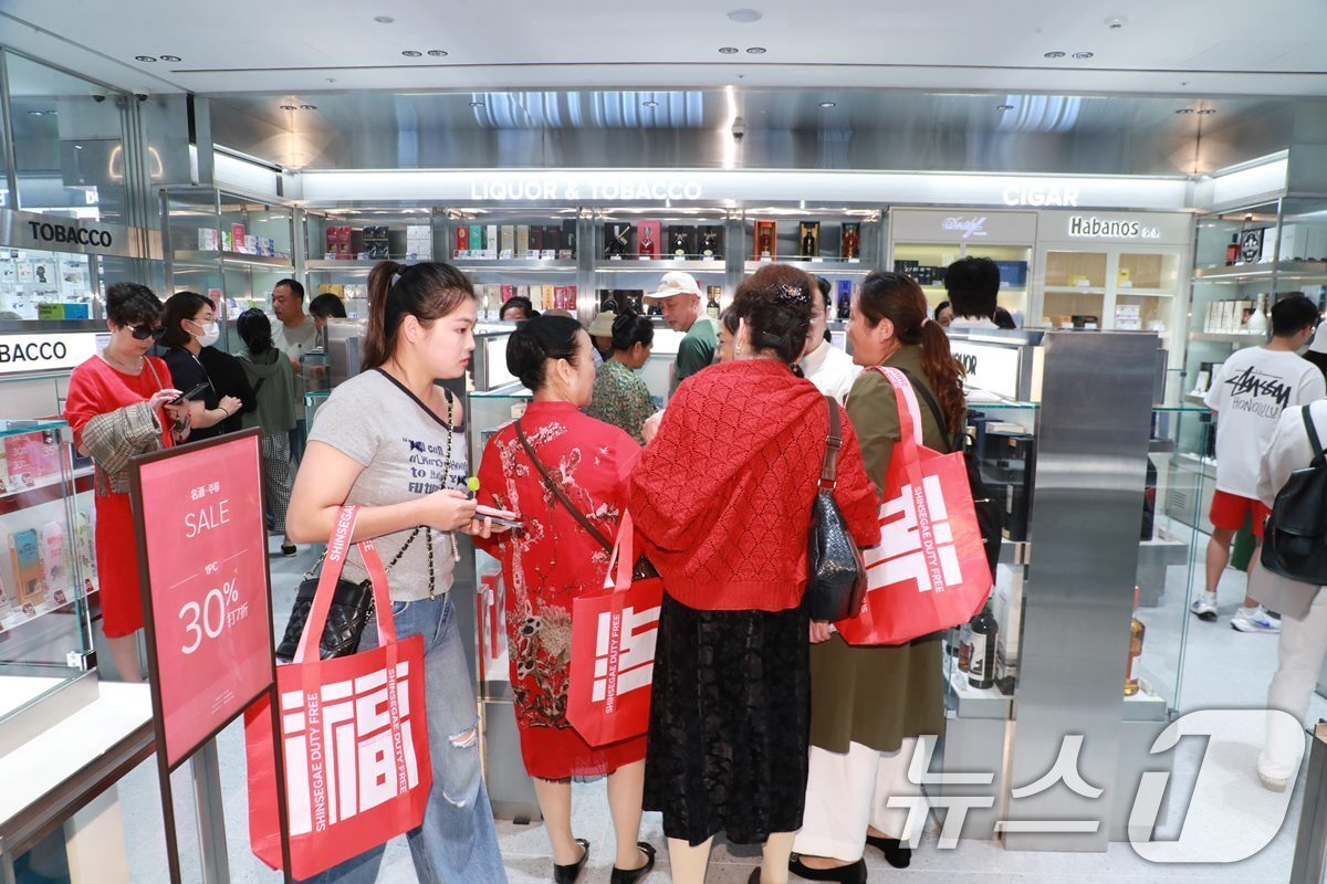 본문 이미지 - 신세계면세점에서 관광객들이 복&#40;福&#41; 글자를 새긴 친환경 &#39;포춘백&#39;을 들고 쇼핑을 하고 있다. &#40;신세계면세점 제공. 재판매 및 DB 금지&#41; 2025.9.29/뉴스1