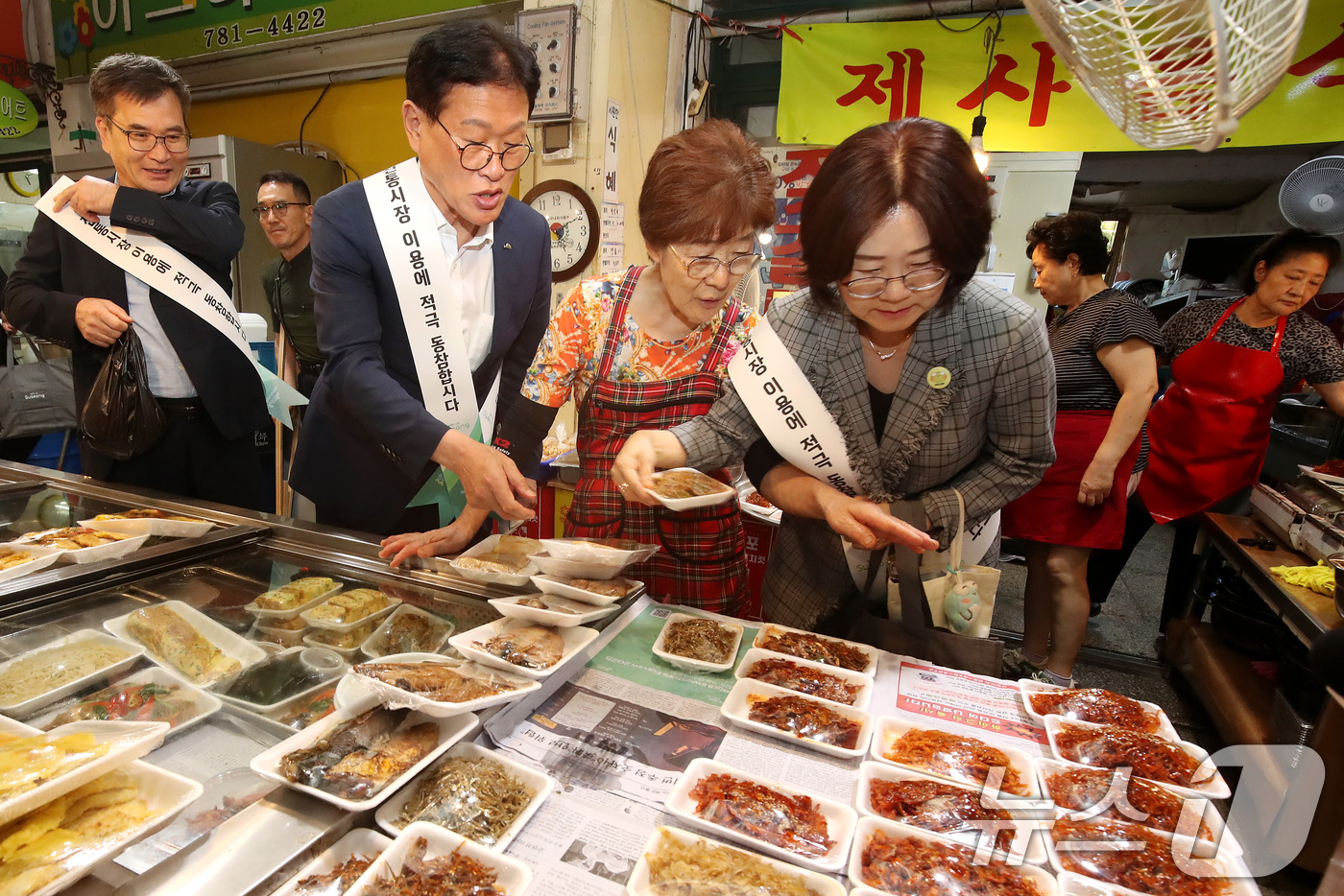 (대구=뉴스1) 공정식 기자 = 29일 오후 대구 수성구 지산목련시장에서 열린 '추석맞이 전통시장 장보기' 행사에서 김대권 수성구청장과 구청 직원, 주민 등이 장을 보고 있다. 2 …