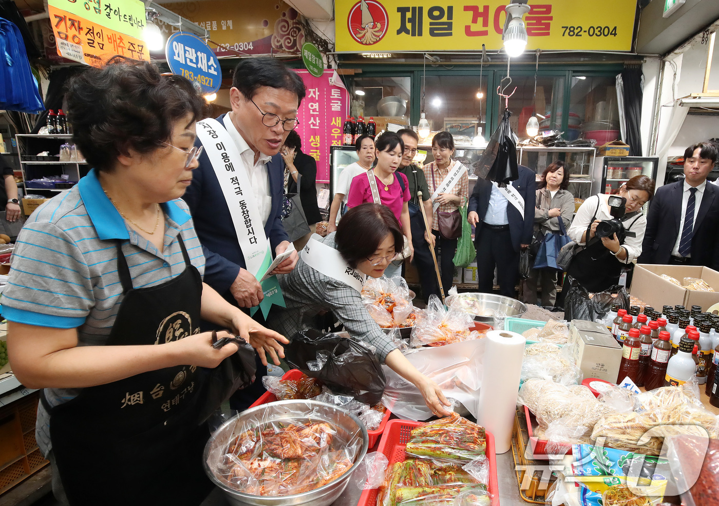 (대구=뉴스1) 공정식 기자 = 29일 오후 대구 수성구 지산목련시장에서 열린 '추석맞이 전통시장 장보기' 행사에서 김대권 수성구청장과 구청 직원, 주민 등이 장을 보고 있다. 2 …