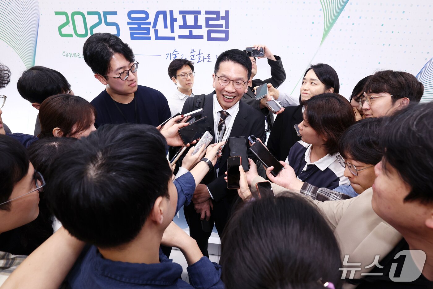 본문 이미지 - 최창원 SK수펙스추구협의회 의장이 24일 울산시 울주군 울산전시컨벤션센터&#40;UECO&#41;에서 SK와 울산상공회의소 공동주최로 열린 &#39;2025 울산포럼&#39;이 끝난 뒤 취재진의 질문에 답변하고 있다&#40;SK이노베이션 제공&#41;. ⓒ 뉴스1