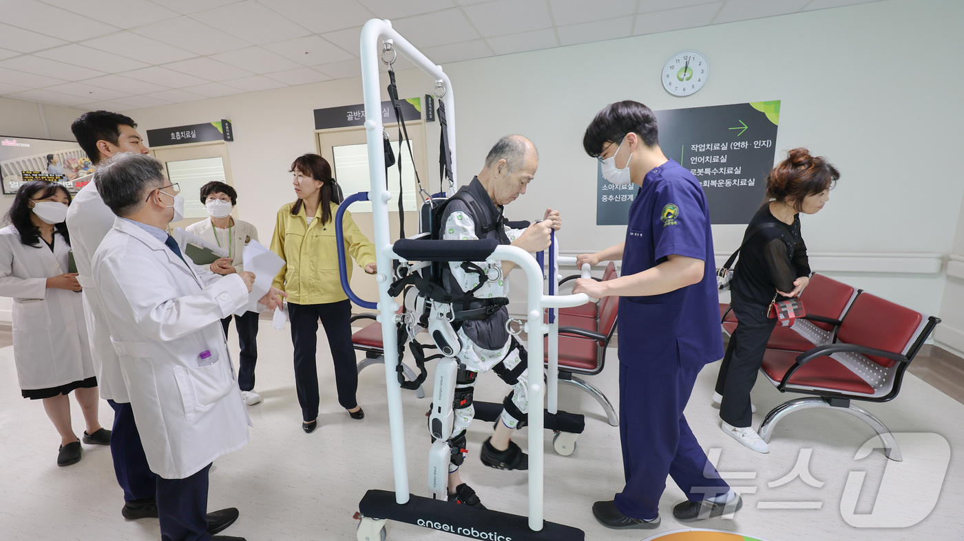 (대전=뉴스1) = 강윤진 국가보훈부 차관이 추석계기 보훈병원 응급진료 등 현장점검을 위해 29일 오전 대전보훈병원을 방문하여 응급실 및 재활센터등 시설을 점검 하고  입원중인 국 …