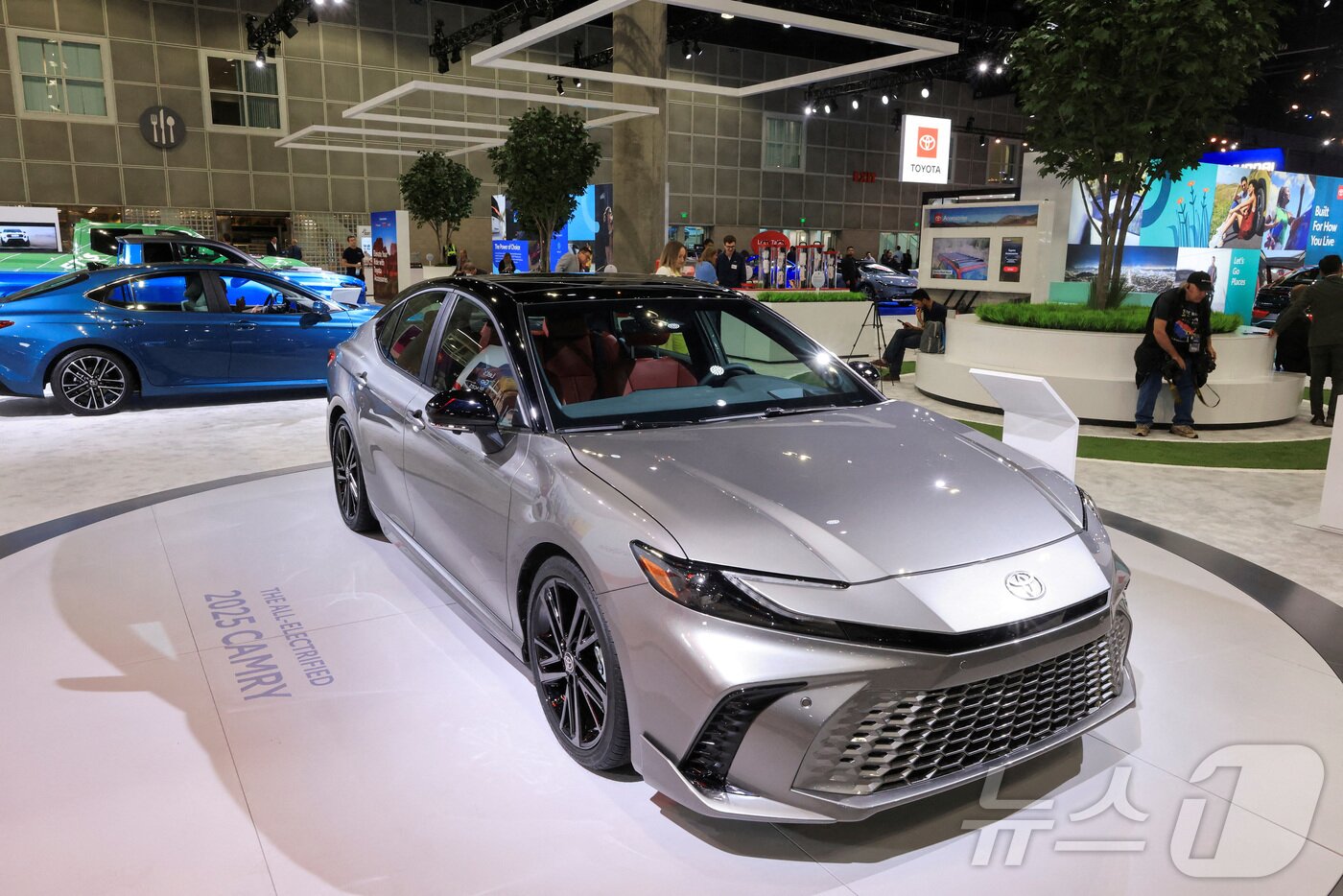 본문 이미지 - 2023년 11월 미국 로스앤젤레스&#40;LA&#41; 오토쇼 기자간담회장에 전시된 도요타의 대표 중형 세단 &#39;캠리&#39;의 모습&#40;자료사진&#41;. 2023.11.16. ⓒ 로이터=뉴스1 ⓒ News1 김성식 기자