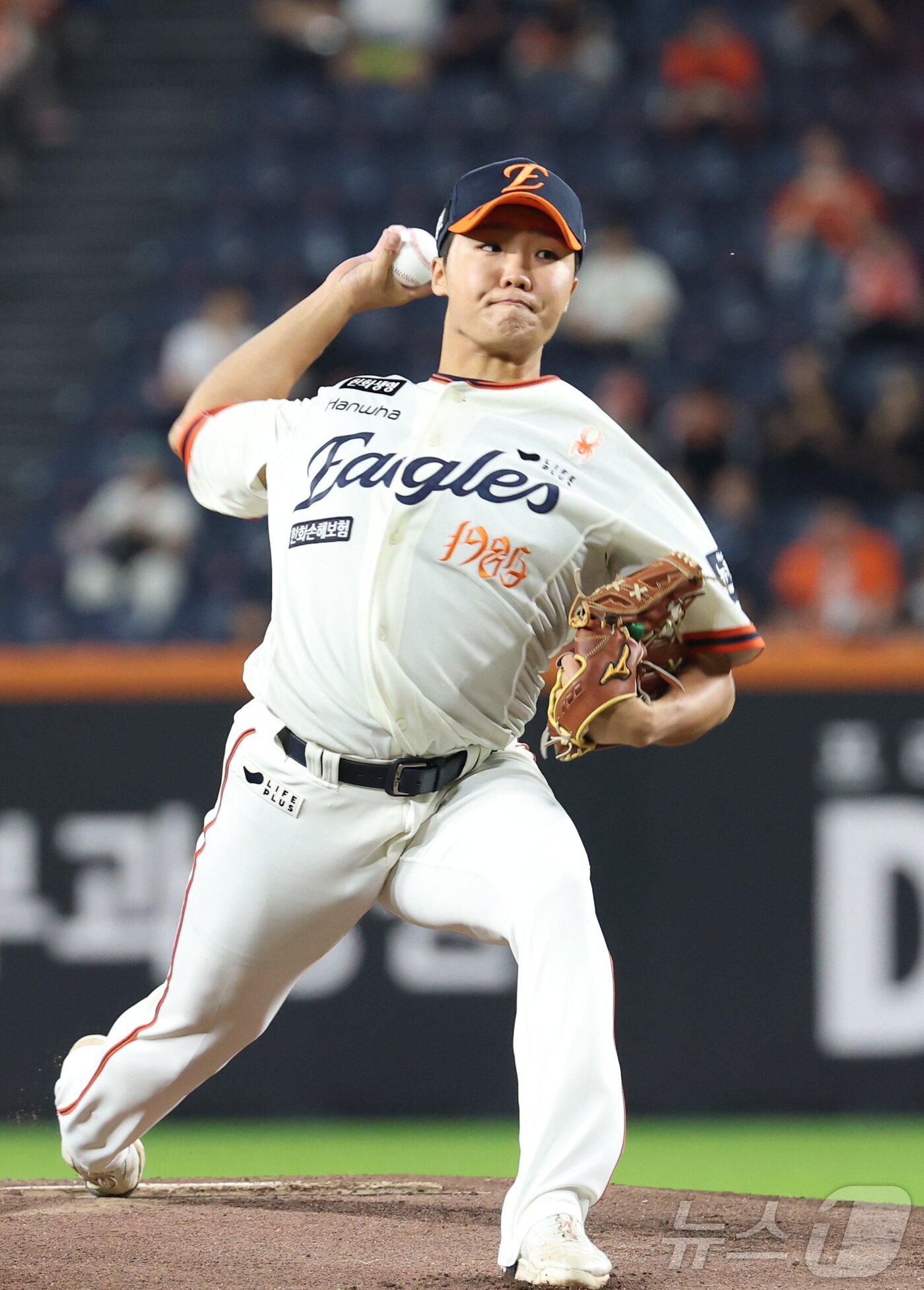 본문 이미지 - 29일 대전 한화생명볼파크에서 열린 프로야구 &#39;2025 신한 SOL 뱅크 KBO리그&#39; 한화이글스 대 LG트윈스 경기에서 한화 선발 정우주가 투구하고 있다. 2025.9.29/뉴스1 ⓒ News1 김기남 기자