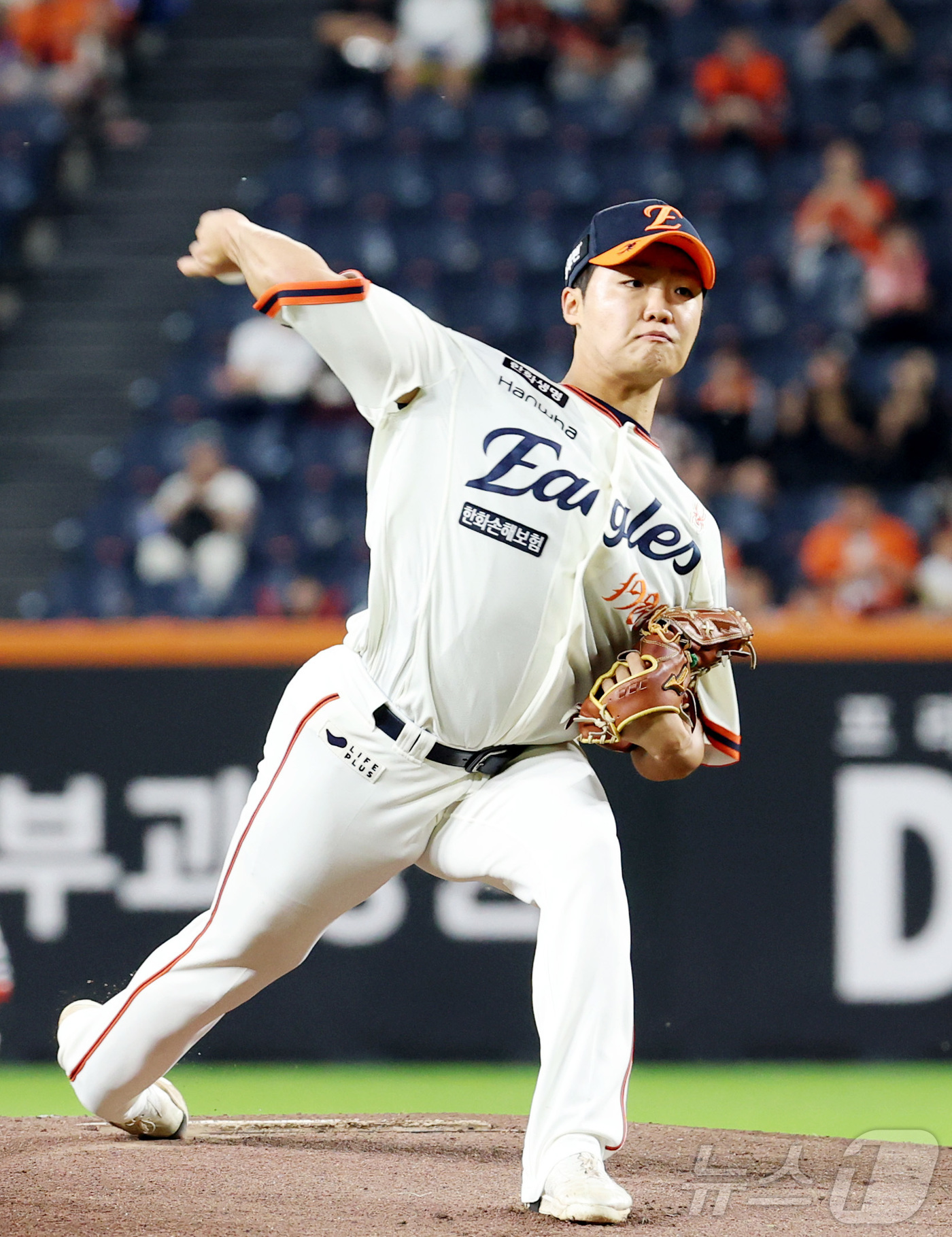 (대전=뉴스1) 김기남 기자 = 29일 대전 한화생명볼파크에서 열린 프로야구 '2025 신한 SOL 뱅크 KBO리그' 한화이글스 대 LG트윈스 경기에서 한화 선발 정우주가 투구하고 …