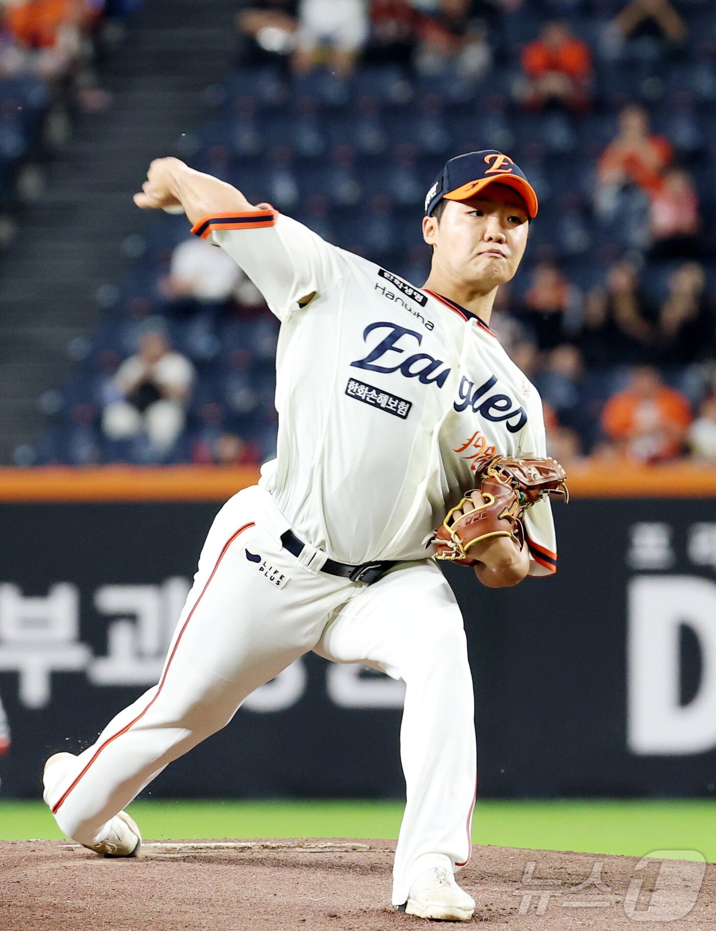 본문 이미지 - 29일 대전 한화생명볼파크에서 열린 프로야구 &#39;2025 신한 SOL 뱅크 KBO리그&#39; 한화이글스 대 LG트윈스 경기에서 한화 선발 정우주가 투구하고 있다. 2025.9.29/뉴스1 ⓒ News1 김기남 기자