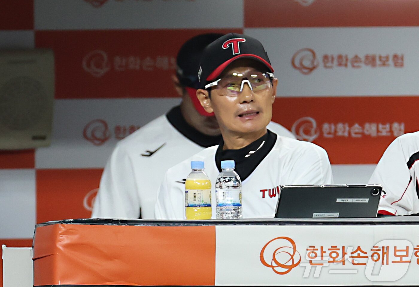 본문 이미지 - 29일 대전 한화생명볼파크에서 열린 프로야구 &#39;2025 신한 SOL 뱅크 KBO리그&#39; 한화이글스 대 LG트윈스 경기에서 LG 선발 임찬규가 2회 2실점 하자 염경엽 감독이 아쉽게 바라보고 있다 2025.9.29/뉴스1 ⓒ News1 김기남 기자