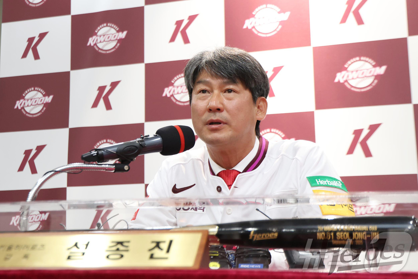 (서울=뉴스1) = 설종진 키움 히어로즈 신임 감독이 29일 서울 구로구 고척스카이돔에서 취임 기자회견을 하고 있다. (키움 히어로즈 제공. 재판매 및 DB 금지) 2025.9.2 …