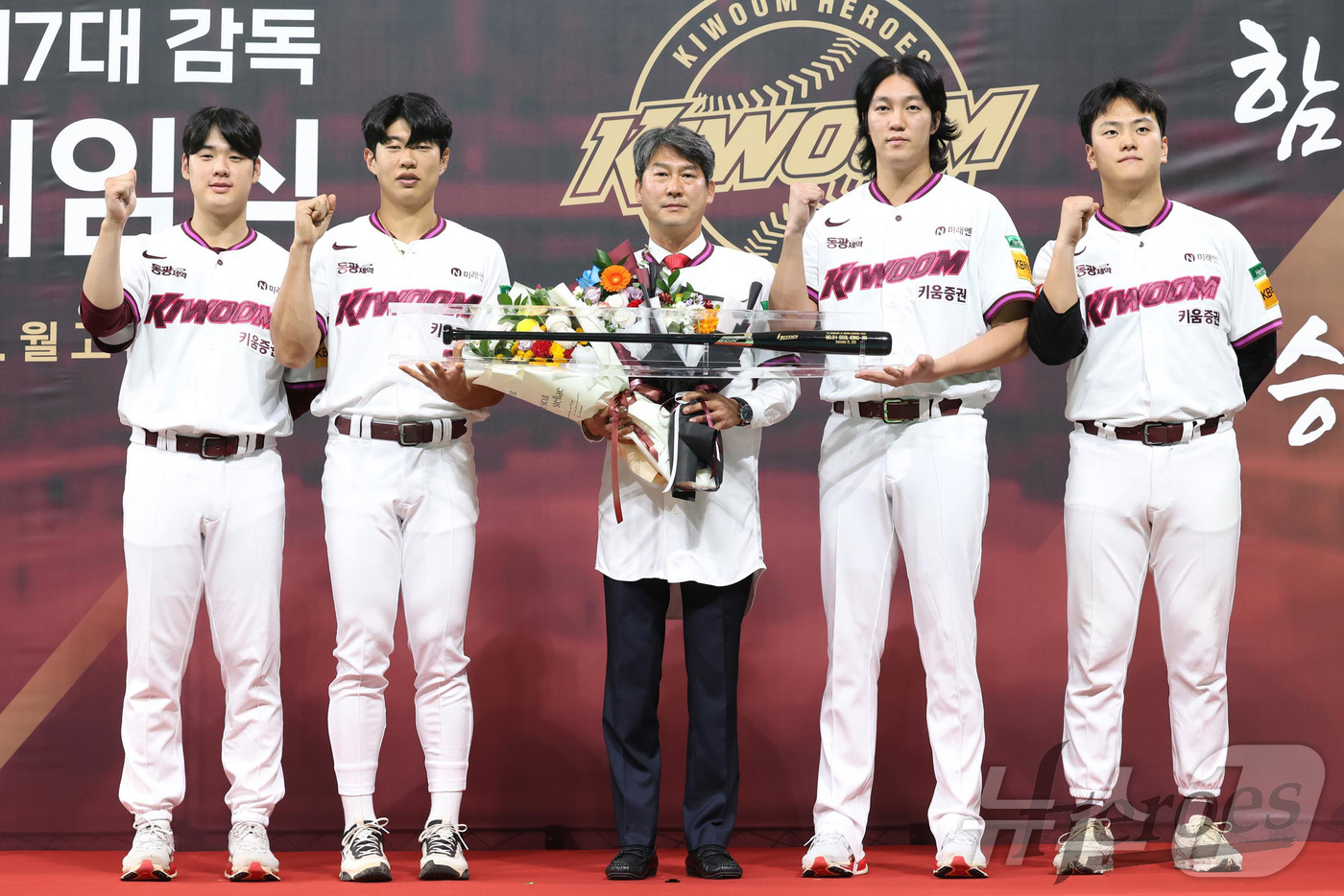 (서울=뉴스1) = 설종진 키움 히어로즈 신임 감독(왼쪽 두번째)이 29일 서울 구로구 고척스카이돔에서 열린 취임식에서 선수들과 기념촬영을 하고 있다. (키움 히어로즈 제공. 재판 …