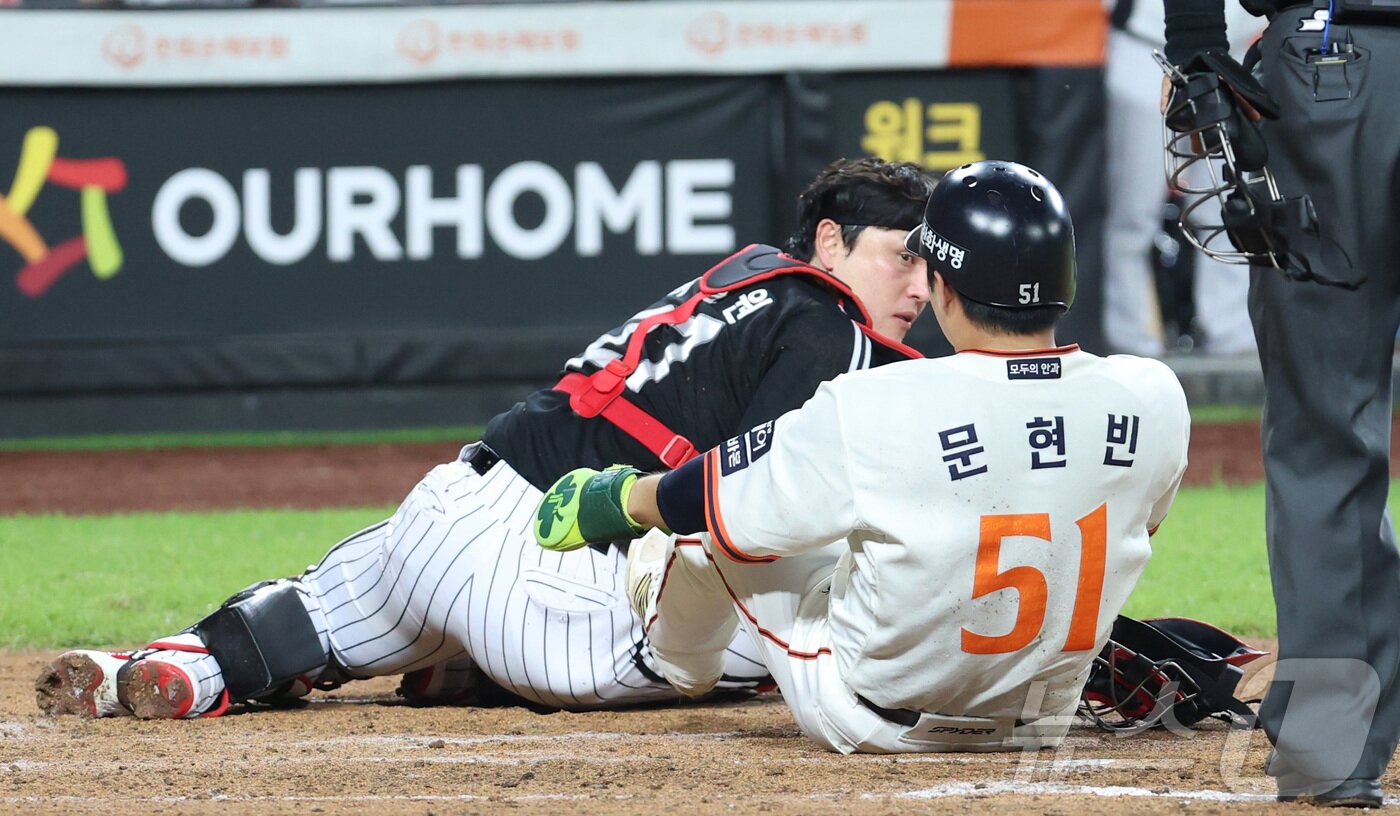 본문 이미지 - 29일 대전 한화생명볼파크에서 열린 프로야구 &#39;2025 신한 SOL 뱅크 KBO리그&#39; 한화이글스 대 LG트윈스 경기에서 한화 문현빈이 3회말 2사 2루에서 노시환의 안타에 홈에서 세이프 되고 있다. 2025.9.29/뉴스1 ⓒ News1 김기남 기자