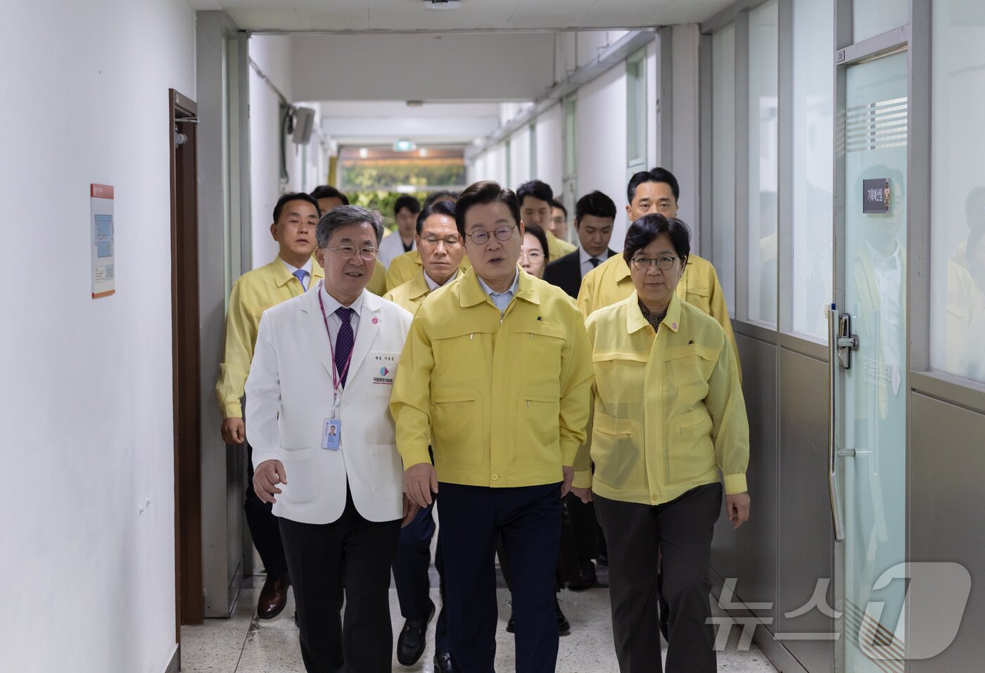 본문 이미지 - 이재명 대통령이 서울 중구 국립중앙의료원에서 열린 응급의료현장 간담회에 참석하고 있다. 사진 왼쪽부터 서길준 국립중앙의료원장, 이 대통령, 정은경 보건복지부 장관. &#40;대통령실 제공. 재판매 및 DB 금지&#41; /뉴스1 ⓒ News1 이재명 기자