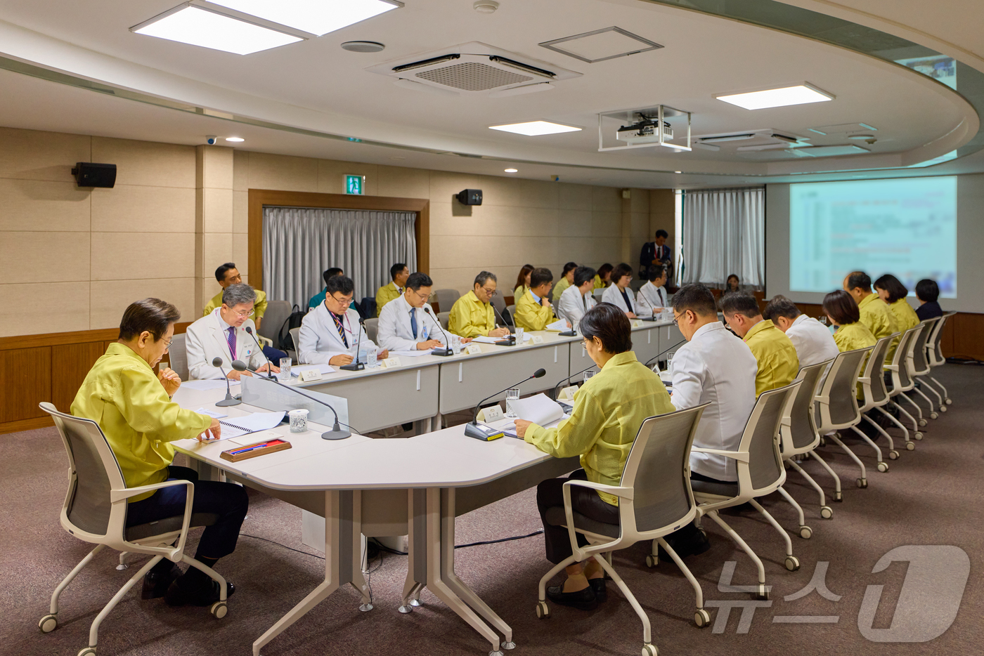 (서울=뉴스1) 이재명 기자 = 이재명 대통령이 29일 서울 중구 국립중앙의료원에서 열린 응급의료현장 간담회에서 관계자의 보고를 듣고 있다. (대통령실 제공. 재판매 및 DB 금지 …