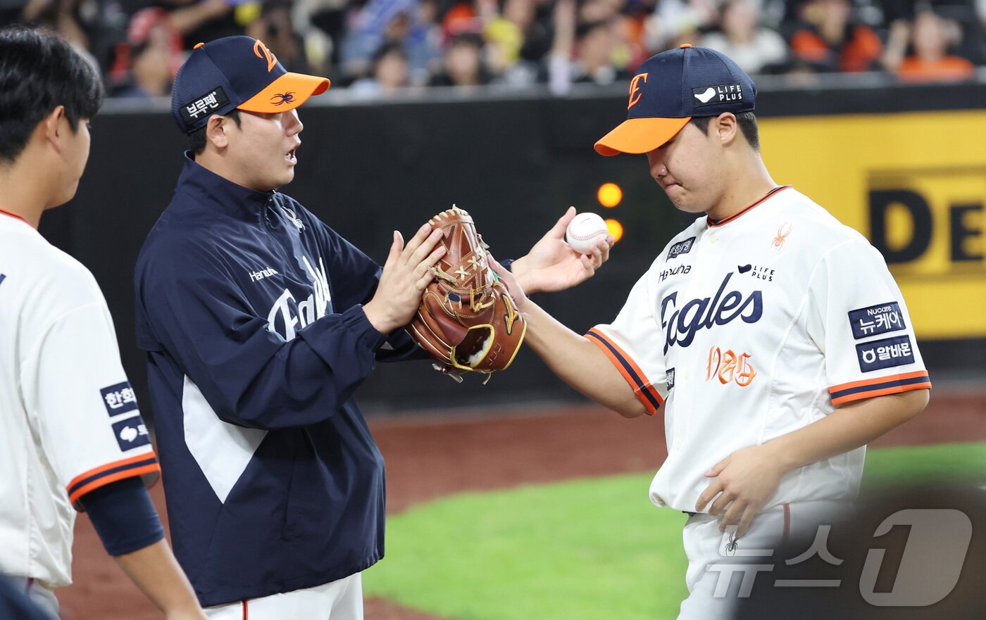 본문 이미지 - 29일 대전 한화생명볼파크에서 열린 프로야구 &#39;2025 신한 SOL 뱅크 KBO리그&#39; 한화이글스 대 LG트윈스 경기에서 한화 정우주가 4회 1사 무실점 호투하며 교체되고 있다. 2025.9.29/뉴스1 ⓒ News1 김기남 기자