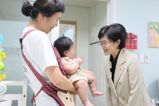 폭염 속 가정 밖 청소년 안전 살핀다…원민경 장관, 쉼터 방문