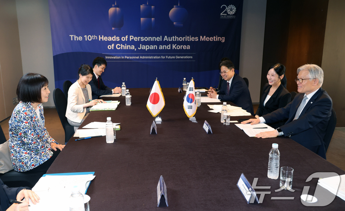 (서울=뉴스1) = 최동석 인사혁신처장이 29일 서울 중구 플라자호텔에서 카와모토 유코 일본 인사원 총재를 만나 인사행정 분야의 양국 협력방안에 대해 논의하고 있다. (인사혁신처 …