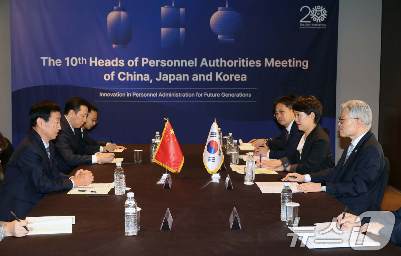 (서울=뉴스1) = 최동석 인사혁신처장이 29일 서울 중구 플라자호텔에서 치 찌아빈 중국 공산당 중앙조직부 부부장을 만나 인사행정 분야의 양국 협력방안에 대해 논의하고 있다. (인 …