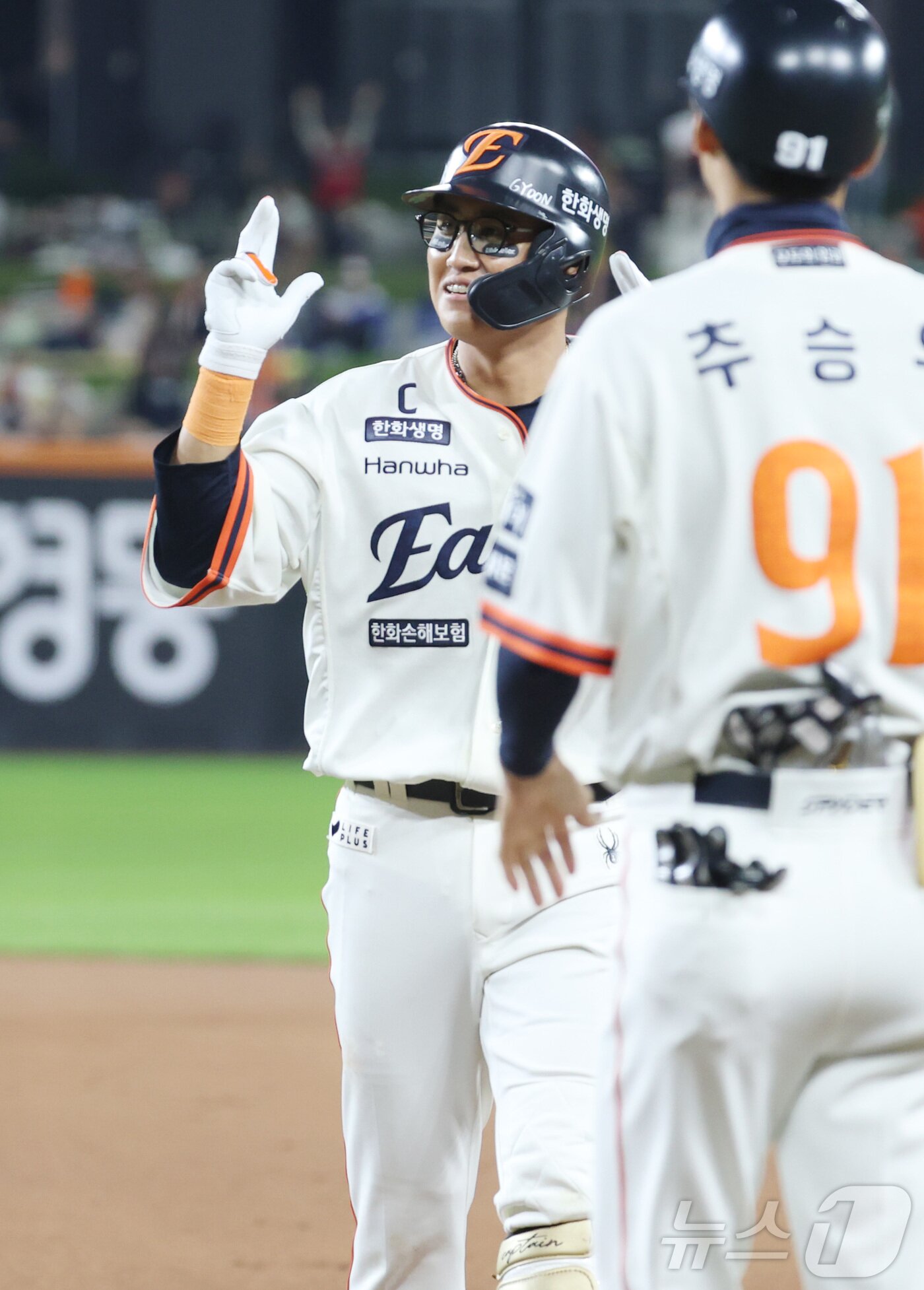 본문 이미지 - 29일 대전 한화생명볼파크에서 열린 프로야구 &#39;2025 신한 SOL 뱅크 KBO리그&#39; 한화이글스 대 LG트윈스 경기에서 한화 채은성이 6회말 적시 안타를 치며 환호하고 있다. 2025.9.29/뉴스1 ⓒ News1 김기남 기자