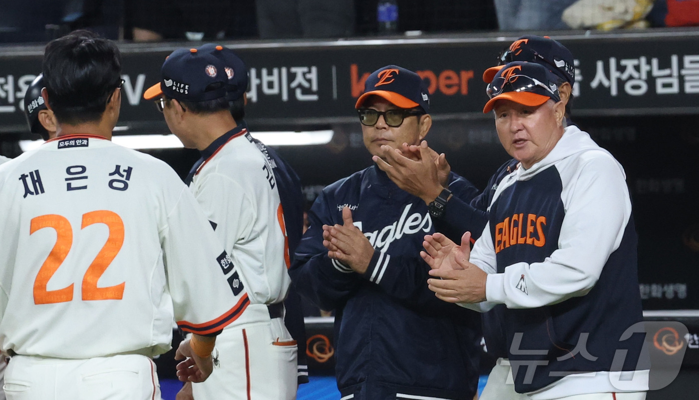 (대전=뉴스1) 김기남 기자 = 29일 대전 한화생명볼파크에서 열린 프로야구 '2025 신한 SOL 뱅크 KBO리그' 한화이글스 대 LG트윈스 경기에서 한화이글스가 승리하며 김경문 …