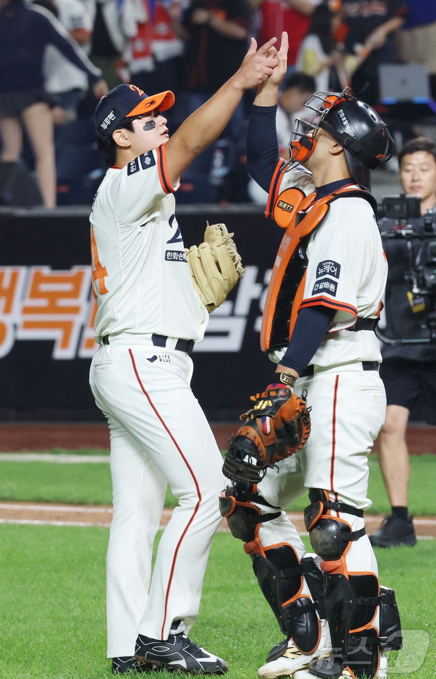 (대전=뉴스1) 김기남 기자 = 29일 대전 한화생명볼파크에서 열린 프로야구 '2025 신한 SOL 뱅크 KBO리그' 한화이글스 대 LG트윈스 경기에서 한화이글스가 승리하며마무리 …