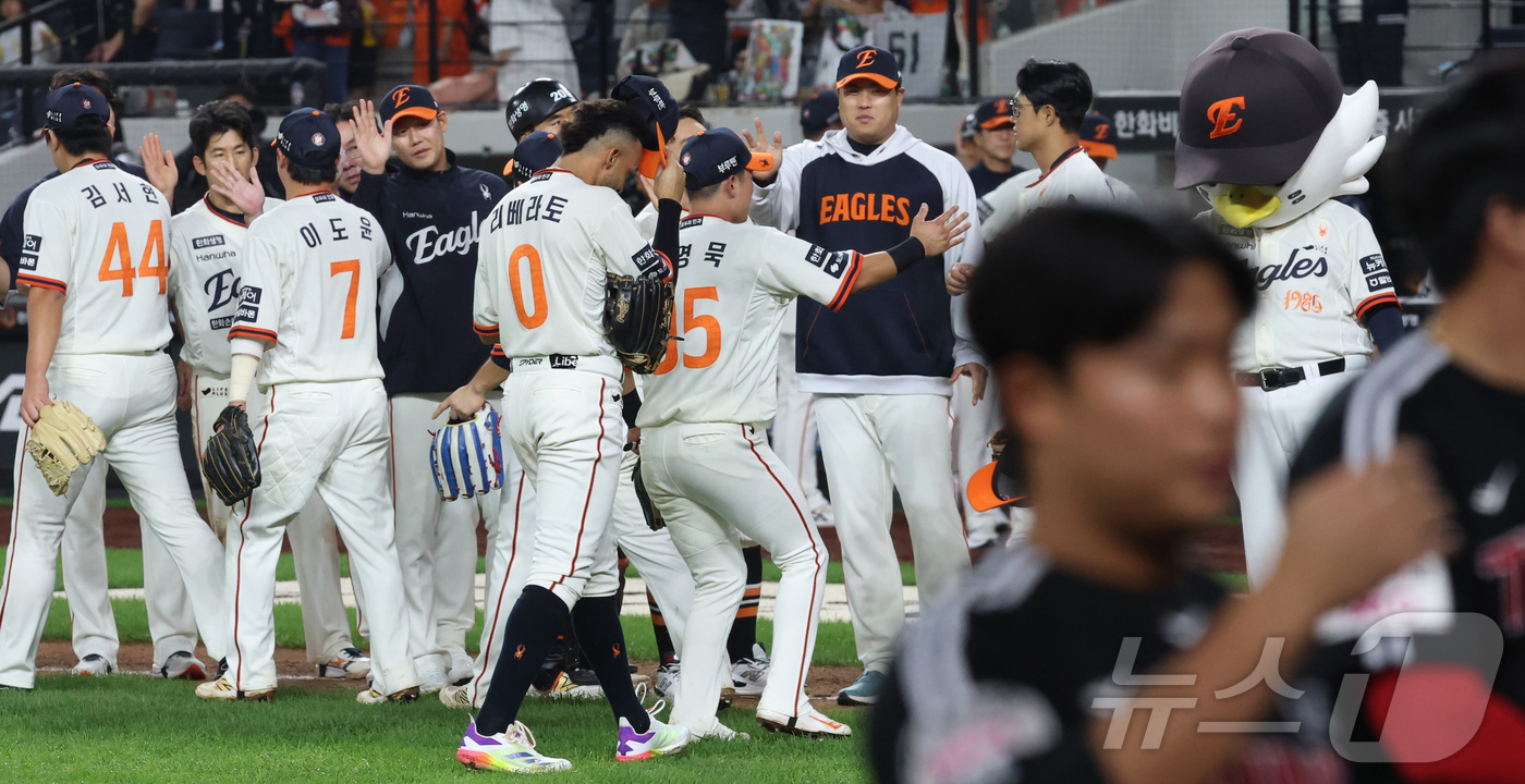 (대전=뉴스1) 김기남 기자 = 29일 대전 한화생명볼파크에서 열린 프로야구 '2025 신한 SOL 뱅크 KBO리그' 한화이글스 대 LG트윈스 경기에서 한화이글스가 승리하며선수들이 …