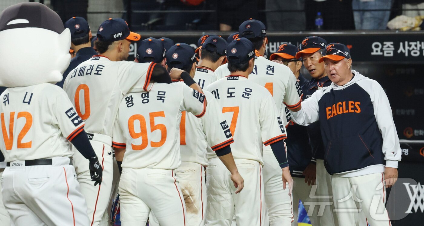 본문 이미지 - 29일 대전 한화생명볼파크에서 열린 프로야구 &#39;2025 신한 SOL 뱅크 KBO리그&#39; 한화이글스 대 LG트윈스 경기에서 한화이글스가 승리하며 김경문 감독이 선수들과 하이파이브를 하고 있다. 2025.9.29/뉴스1 ⓒ News1 김기남 기자