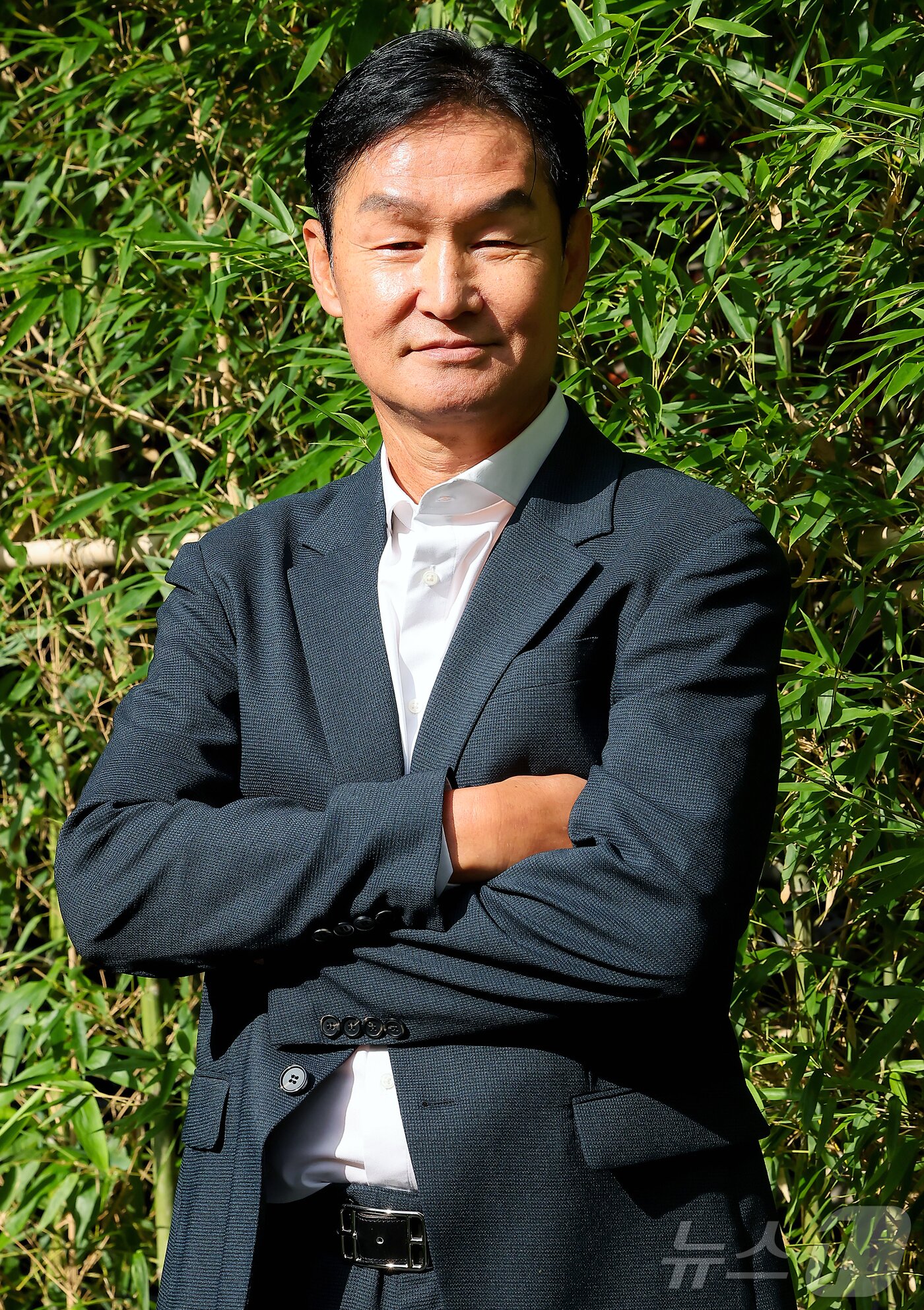 본문 이미지 - 최용수 전 감독이 29일 오후 서울 강남구의 한 식당에서 뉴스1과 인터뷰를 앞두고 포즈를 취하고 있다. 2025.9.29/뉴스1 ⓒ News1 김진환 기자