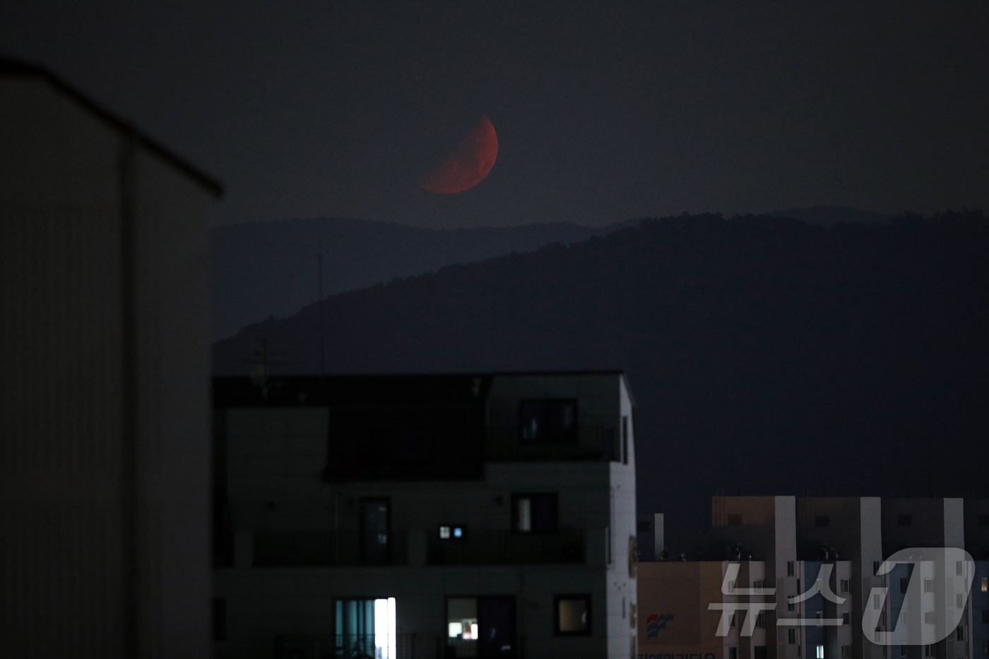 (서울=뉴스1) 박정호 기자 = 29일 밤 서울 송파구 가락동에서 바라본 하늘에 달이 붉게 물들어 보이고 있다.붉은 달은 달이 지구 그림자에 가려지는 개기월식이나 대기 상태가 불안 …
