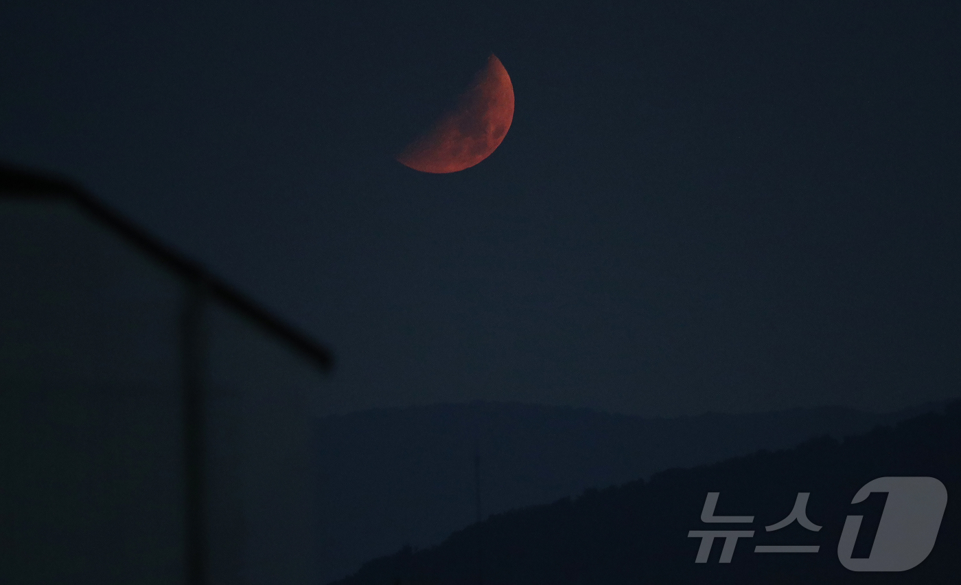 (서울=뉴스1) 박정호 기자 = 29일 밤 서울 송파구 가락동에서 바라본 하늘에 달이 붉게 물들어 보이고 있다.붉은 달은 달이 지구 그림자에 가려지는 개기월식이나 대기 상태가 불안 …