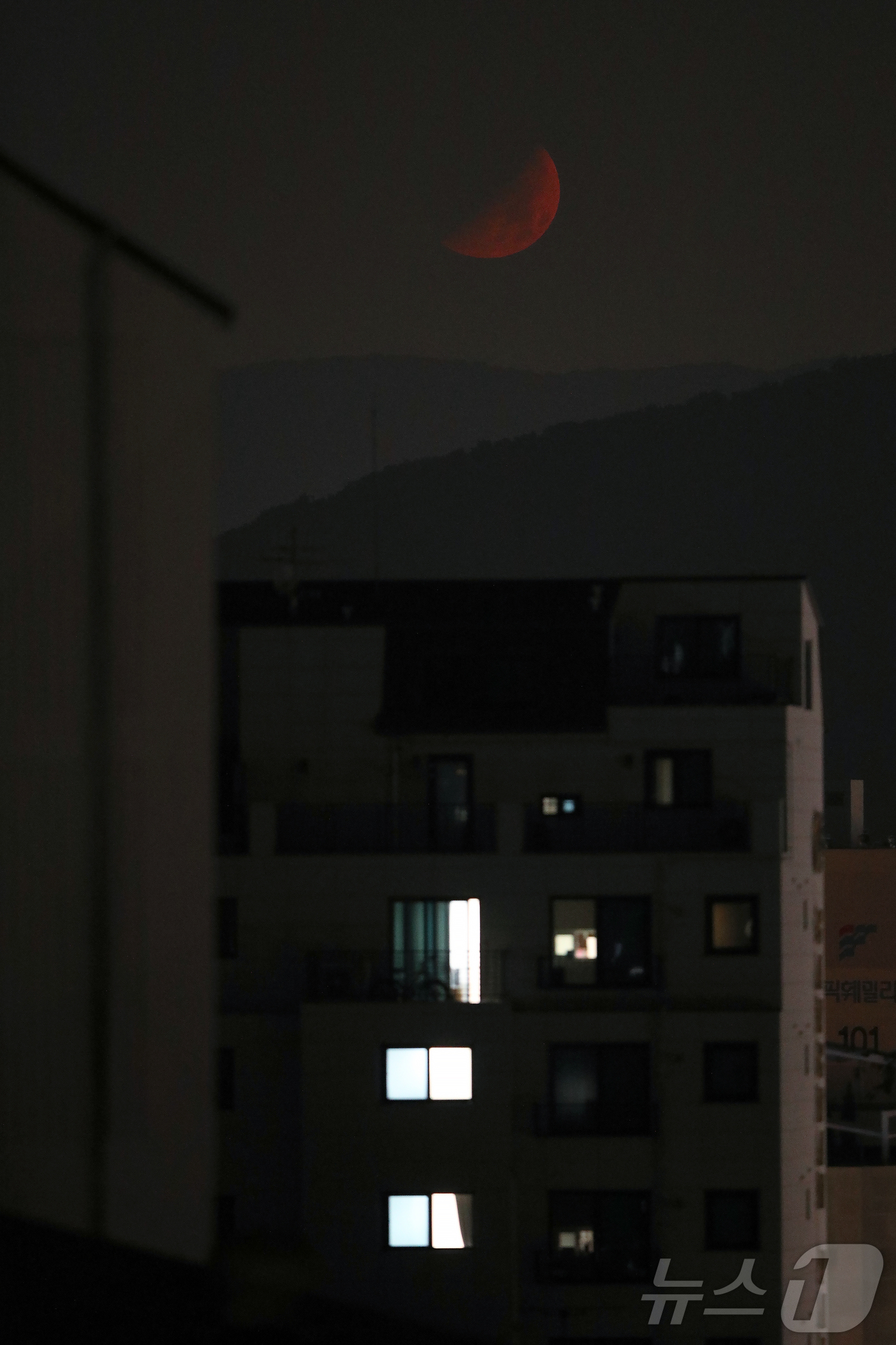 (서울=뉴스1) 박정호 기자 = 29일 밤 서울 송파구 가락동에서 바라본 하늘에 달이 붉게 물들어 보이고 있다.붉은 달은 달이 지구 그림자에 가려지는 개기월식이나 대기 상태가 불안 …