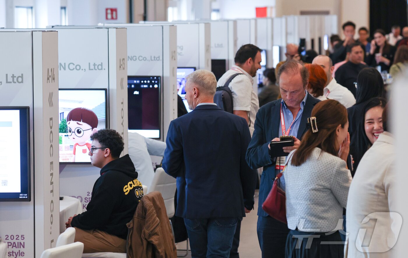 본문 이미지 - 29일&#40;현지시간&#41; 스페인 마드리드 리우 플라사 에스파냐 호텔에서 열린 ‘2025 스페인 K-박람회’ B2B 라운지에서 현지 바이어들이 국내 참가 기업 부스를 둘러보고 있다. &#40;사진가 우채연 제공, 재판매 및 DB금지&#41; 2025.9.29/뉴스1 ⓒ News1 이준성 기자