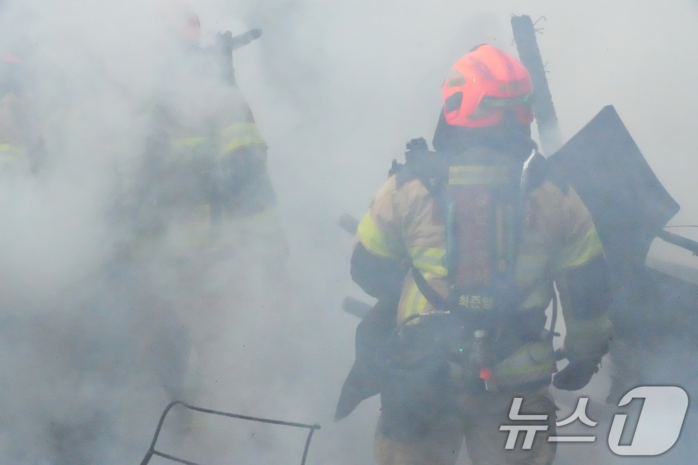 (서울=뉴스1) = 2일 오후 서울 강남구 구룡마을에서 원인미상의 화재가 발생해 소방대원이 진화작업을 벌이고 있다. (강남소방서 제공. 재판매 및 DB 금지) 2025.9.3/뉴스 …