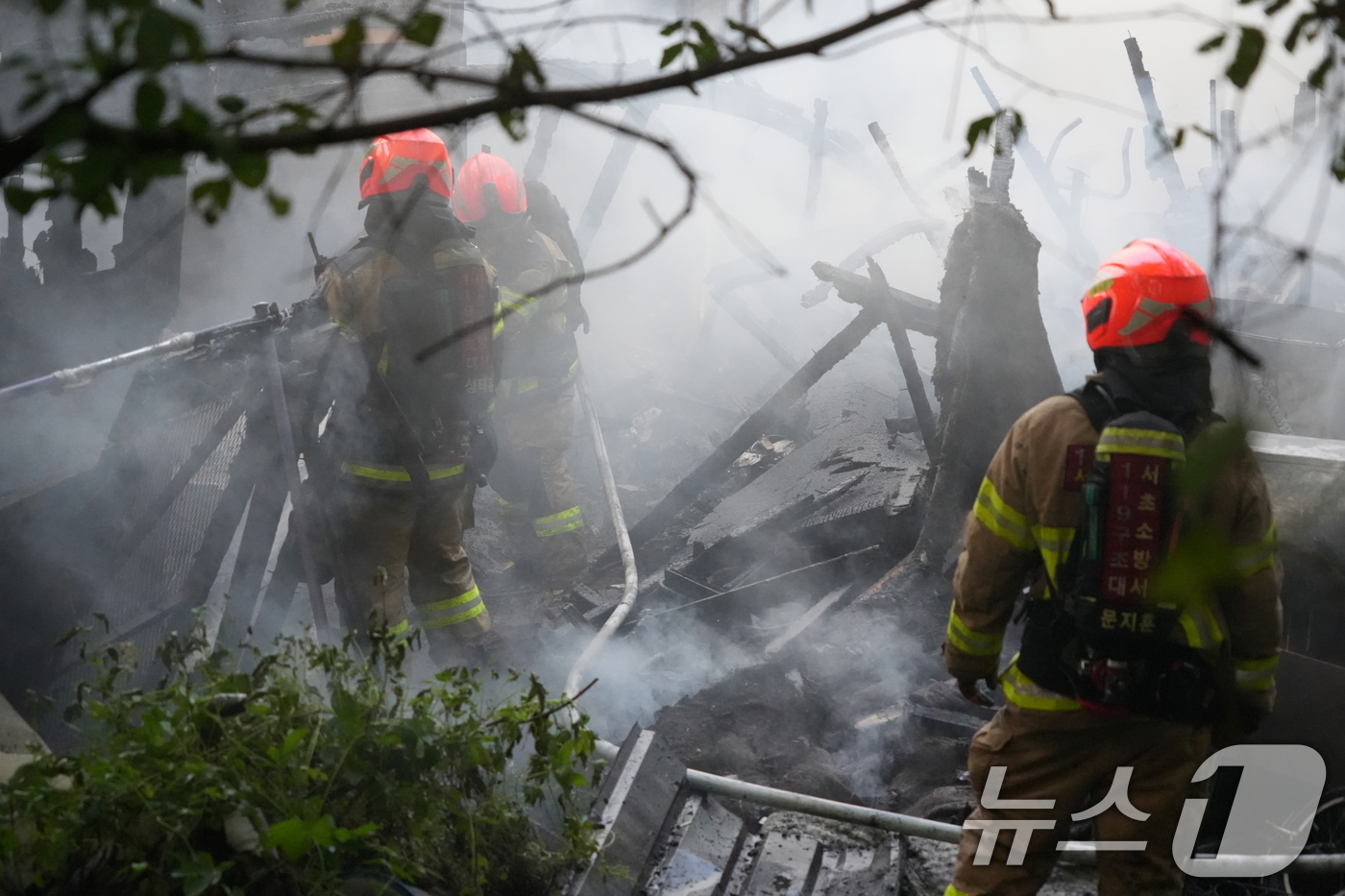 (서울=뉴스1) = 2일 오후 서울 강남구 구룡마을에서 원인미상의 화재가 발생해 소방대원이 진화작업을 벌이고 있다. (강남소방서 제공. 재판매 및 DB 금지) 2025.9.3/뉴스 …