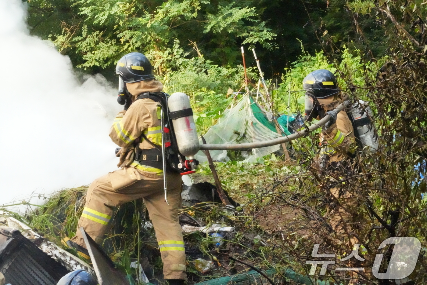 (서울=뉴스1) = 2일 오후 서울 강남구 구룡마을에서 원인미상의 화재가 발생해 소방대원이 진화작업을 벌이고 있다. (강남소방서 제공. 재판매 및 DB 금지) 2025.9.3/뉴스 …