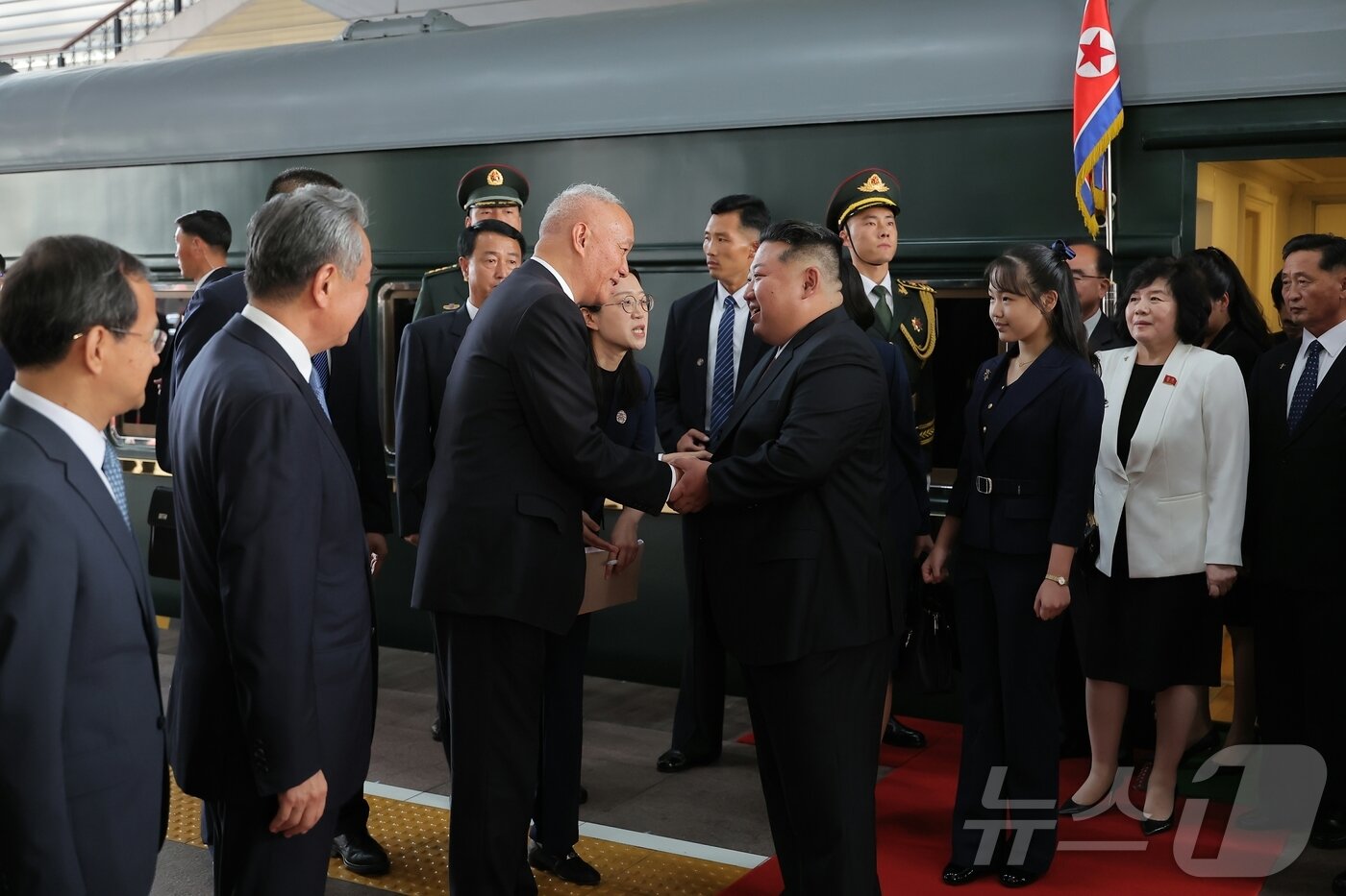 본문 이미지 - &#40;평양 노동신문=뉴스1&#41; = 북한 노동당 기관지 노동신문은 3일 &#34;김정은 동지께서 2일 오후 중국인민항일전쟁 및 세계반파쇼전쟁승리&#40;전승절&#41; 80돌&#40;주년&#41; 기념행사에 참석하시기 위해 전용열차로 중화인민공화국의 수도 베이징에 도착했다＂라고 보도했다. 사진에는 딸 주애가 함께 동행한 것으로 확인됐다. [국내에서만 사용가능. 재배포 금지. DB 금지. For Use Only in the Republic of Korea. Redistribution Prohibited] rodongphoto@news1.kr