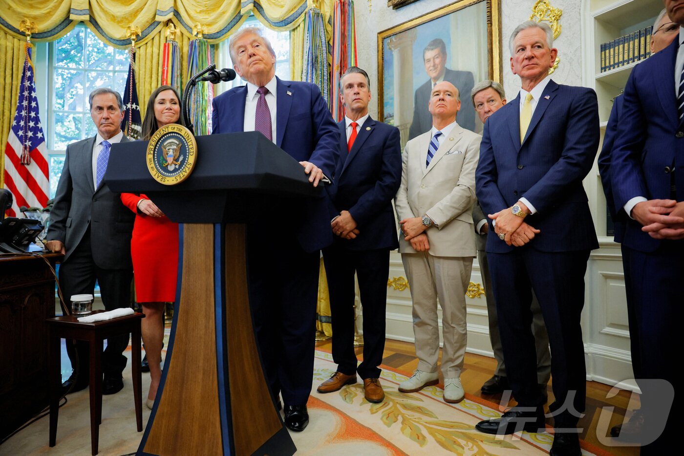 본문 이미지 - 도널드 트럼프 미국 대통령이 2일(현지시간) 미국 워싱턴DC 백악관 집무실에서 우주군사령부를 콜로라도에서 앨라배마 헌츠빌로 이전할 것을 발표하는 행사에서 질문을 듣고 있다. 2025.09.02. ⓒ 로이터=뉴스1 ⓒ News1 류정민 특파원