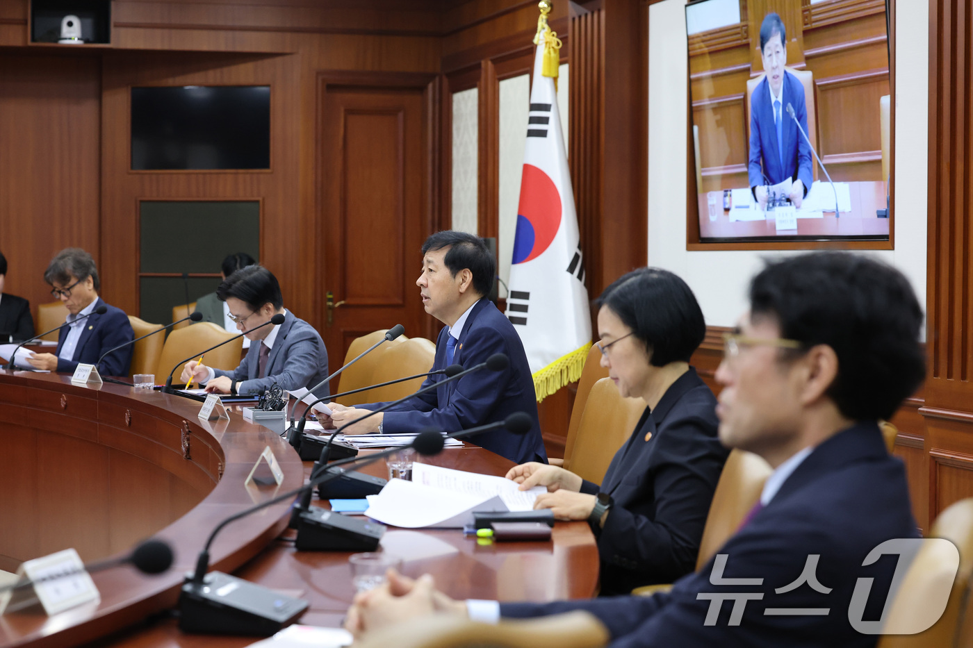 (서울=뉴스1) 임세영 기자 = 구윤철 경제부총리 겸 기획재정부 장관이 3일 서울 종로구 정부서울청사에서 열린 경제관계장관회의 겸 산업경쟁력강화 관계장관회의에서 모두발언을 하고 있 …