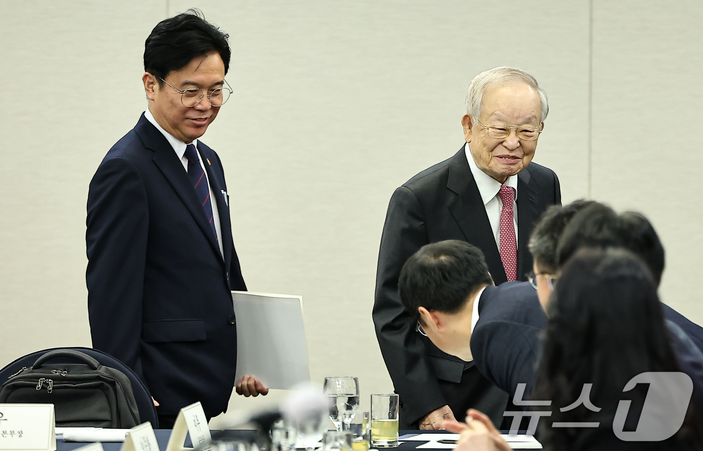 (서울=뉴스1) 김도우 기자 = 김영훈 고용노동부 장관과 손경식 한국경영자총협회 회장이 3일 서울 중구 프레스센터에서 열린 주요 기업 CHO 간담회에 참석하고 있다. 2025.9. …