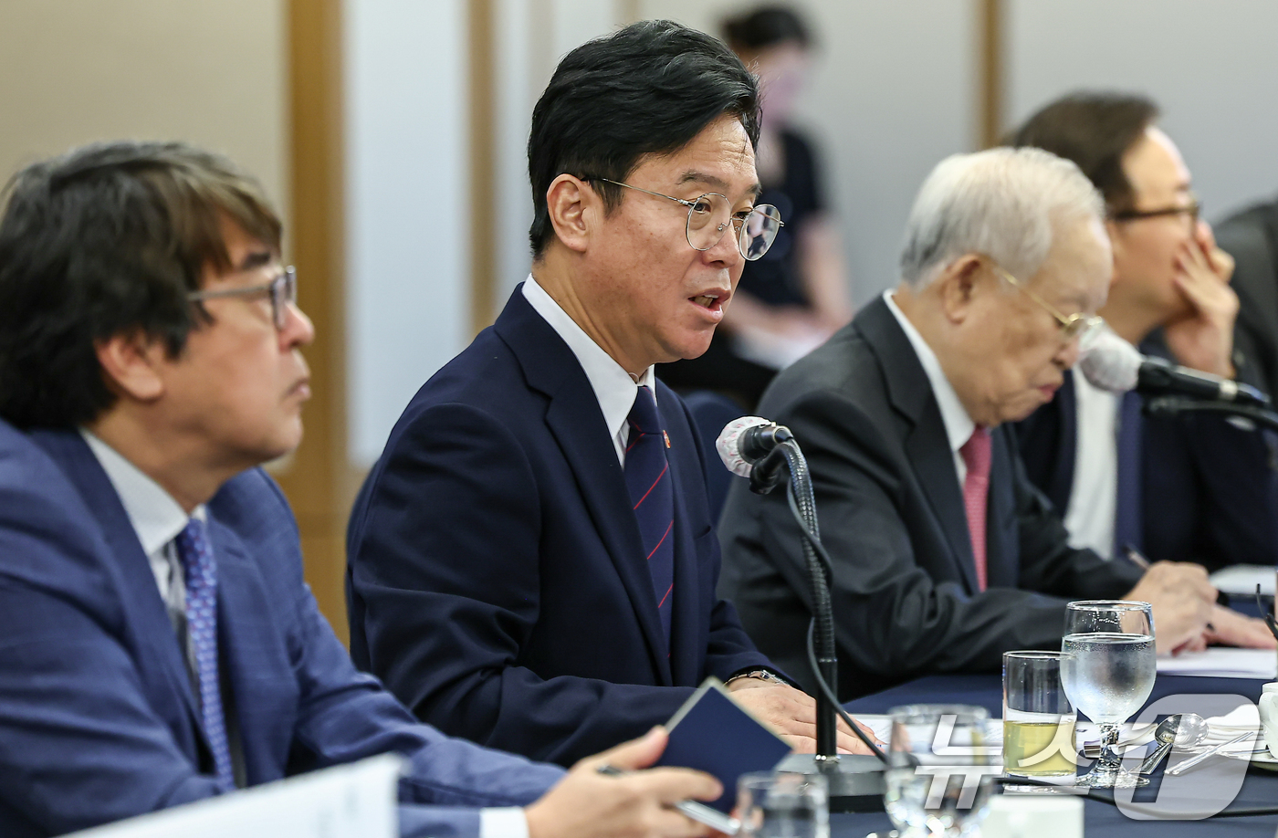 (서울=뉴스1) 김도우 기자 = 김영훈 고용노동부 장관이 3일 서울 중구 프레스센터에서 열린 주요 기업 CHO 간담회에서 인사말을 하고 있다. 2025.9.3/뉴스1