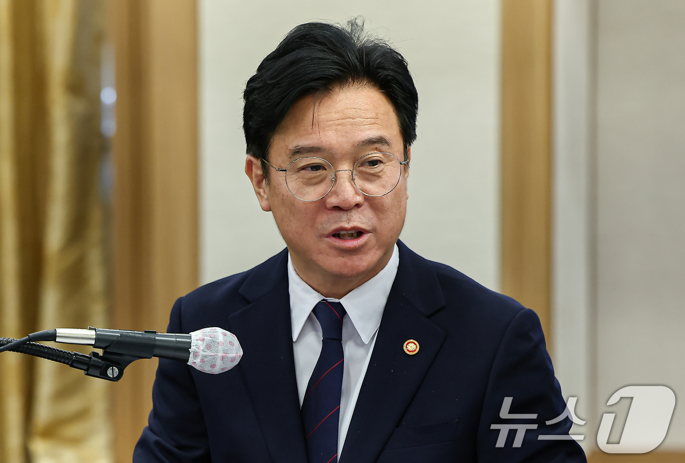 (서울=뉴스1) 김도우 기자 = 김영훈 고용노동부 장관이 3일 서울 중구 프레스센터에서 열린 주요 기업 CHO 간담회에서 인사말을 하고 있다. 2025.9.3/뉴스1