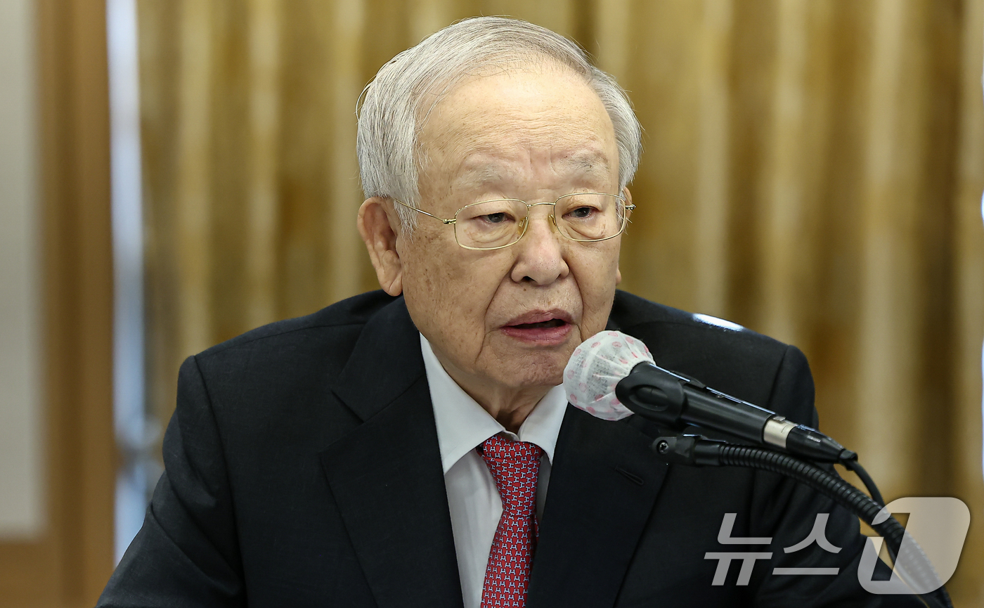 (서울=뉴스1) 김도우 기자 = 손경식 한국경영자총협회 회장이 3일 서울 중구 프레스센터에서 열린 고용노동부 장관 초청 주요 기업 CHO 간담회에서 인사말을 하고 있다. 2025. …