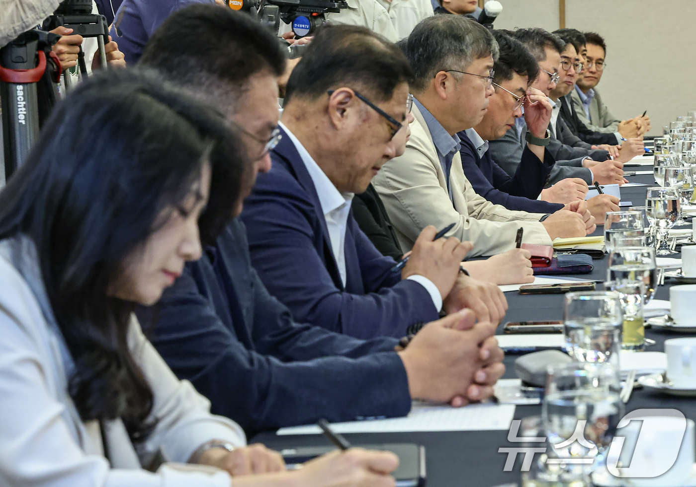 (서울=뉴스1) 김도우 기자 = 3일 서울 중구 프레스센터에서 열린 주요 기업 CHO 간담회에서 참석자들이 김영훈 고용노동부 장관의 발언을 듣고 있다. 2025.9.3/뉴스1