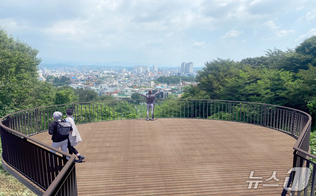 본문 이미지 - 등산객의 휴식과 조망을 위한 전망 데크 디자인(안)(서산시 제공. 재판매 및 DB금지)2025.9.3/뉴스1